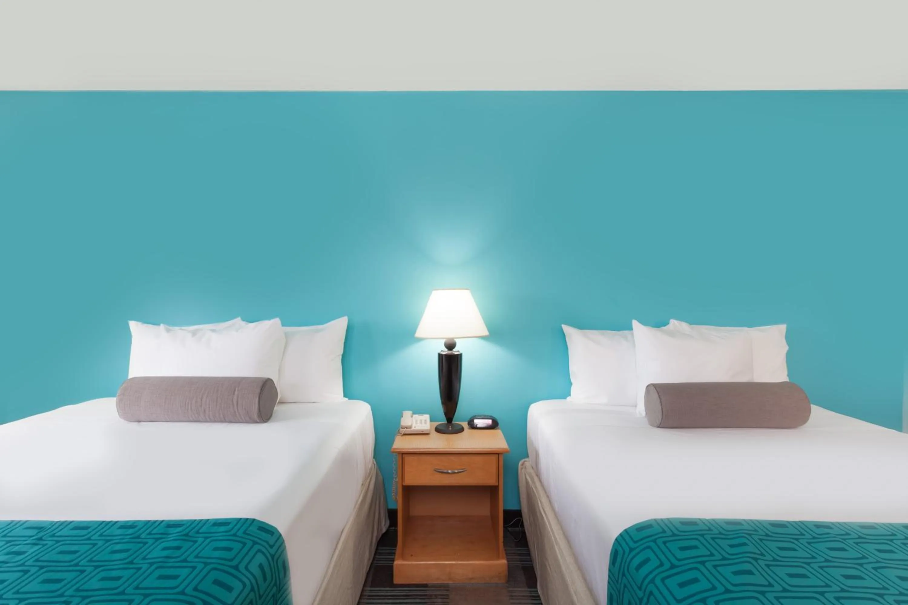 Property building, Bed in Howard Johnson by Wyndham San Diego Hotel Circle