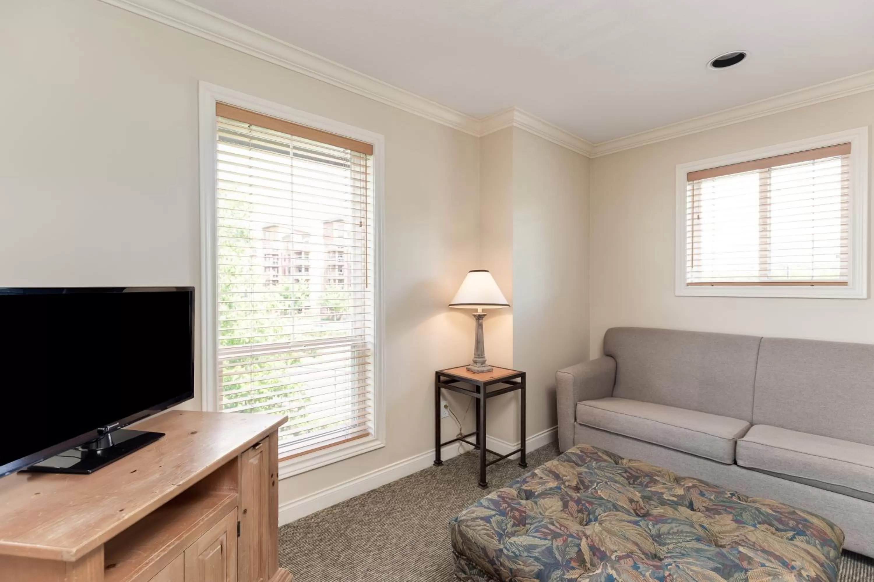 Communal lounge/ TV room in Manteo at Eldorado Resort