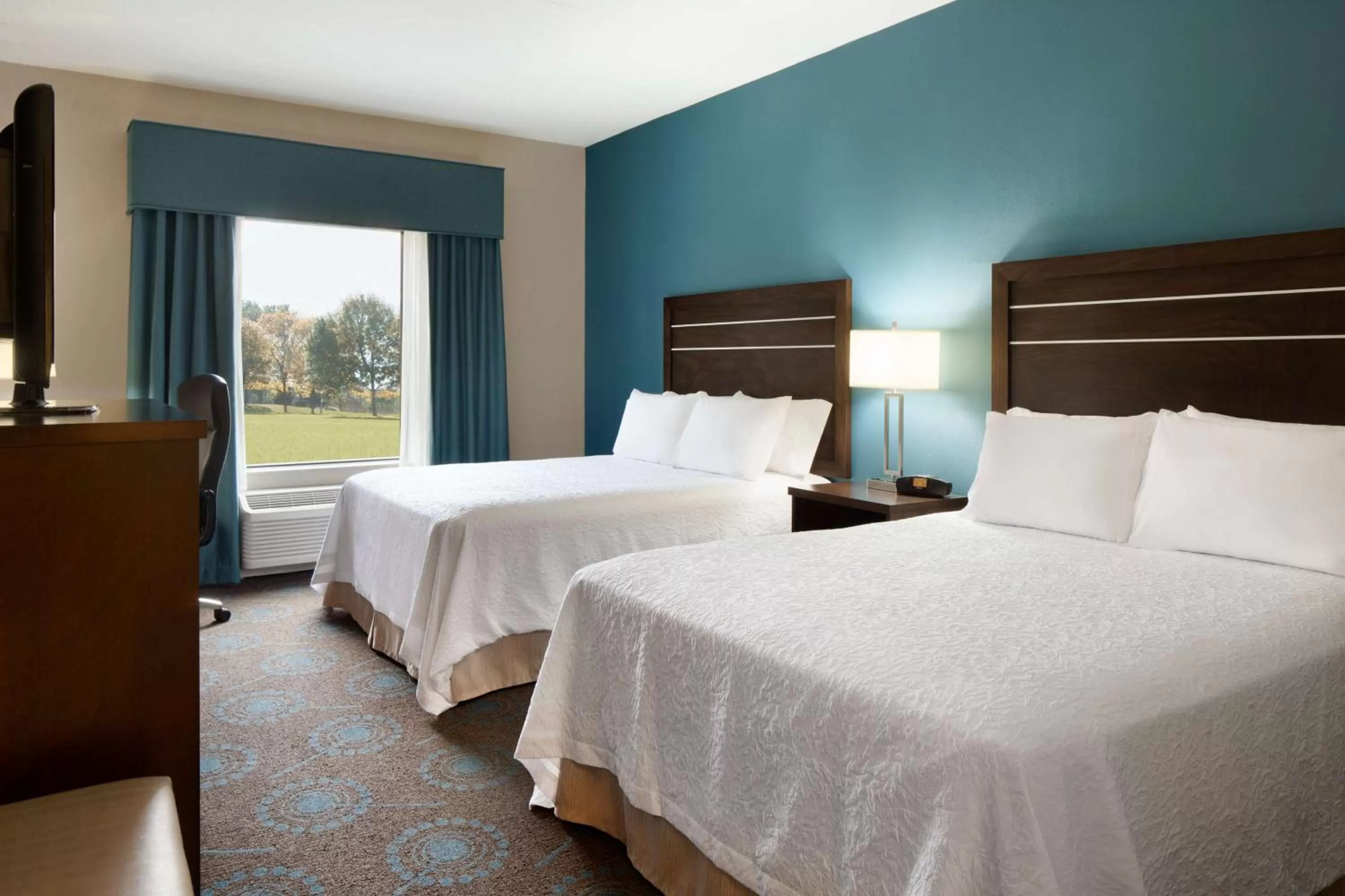Bed in Hampton Inn & Suites Aberdeen/APG South