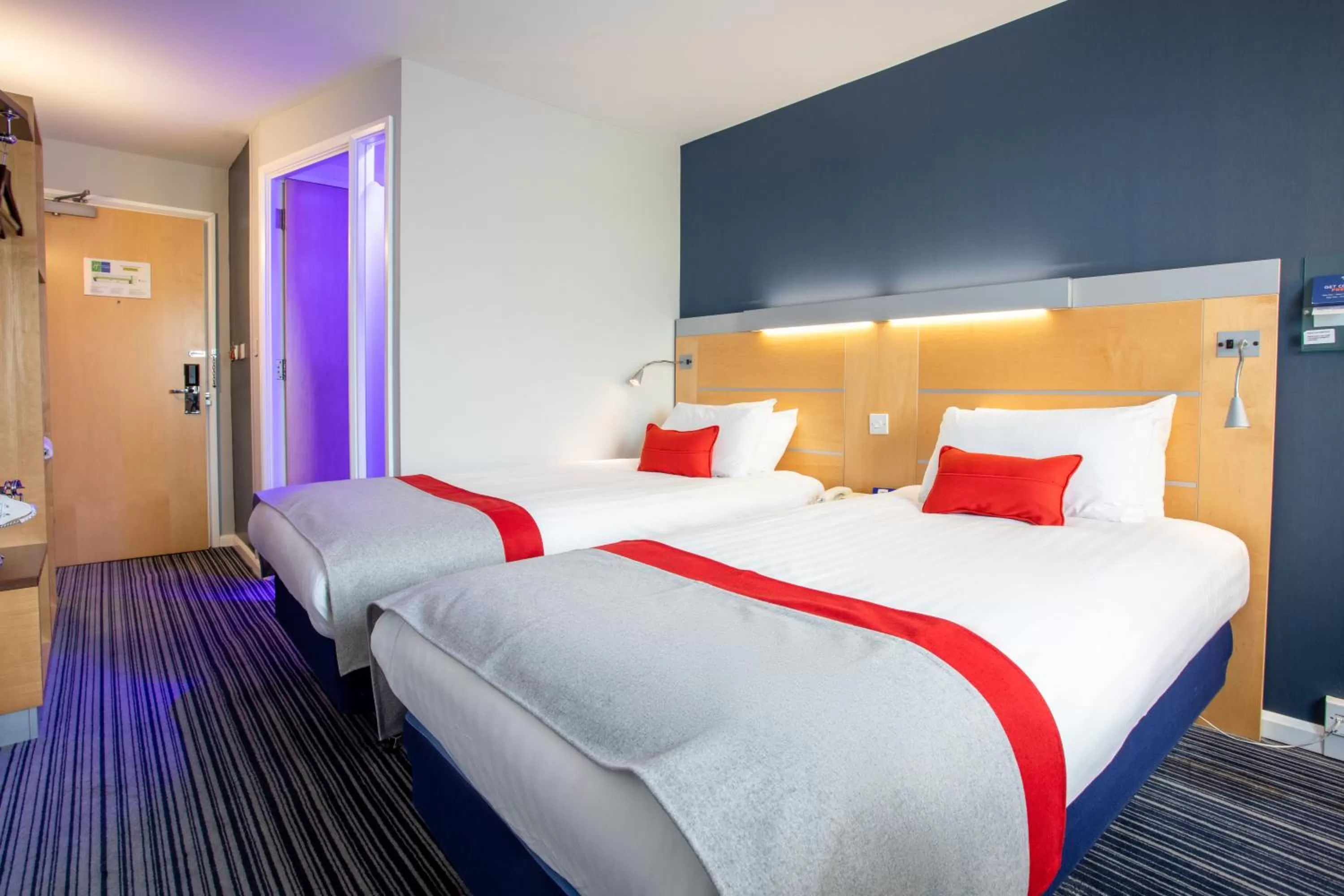 Photo of the whole room, Bed in Holiday Inn Express Dunfermline by IHG