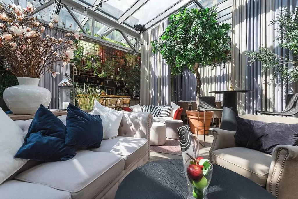 Restaurant/places to eat in First Hotel Central