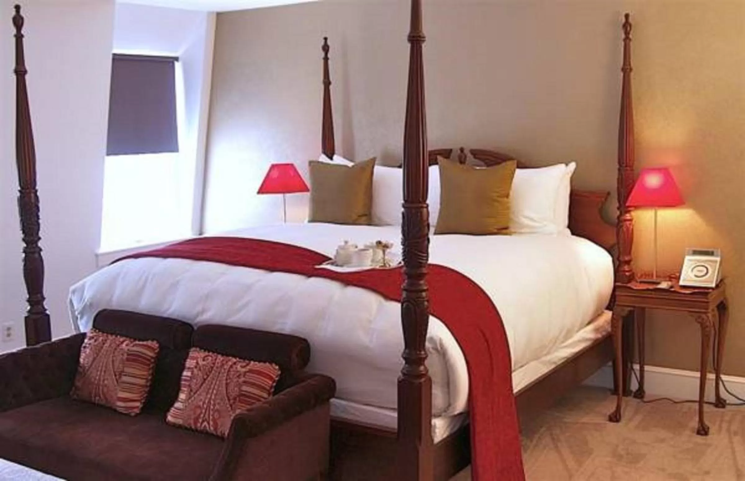 Bed in Relais Chateaux Camden Harbour Inn