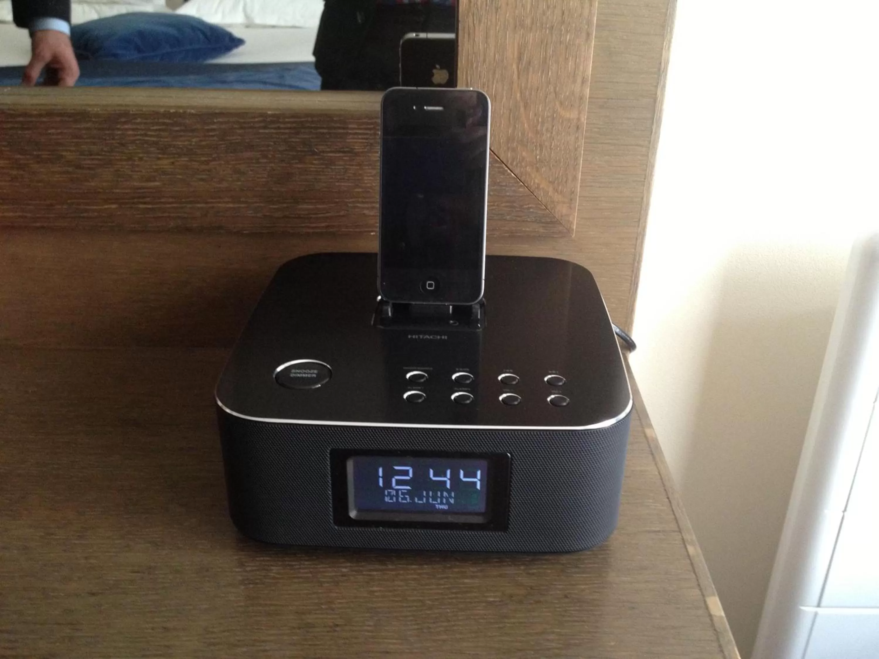 TV and multimedia in Westside Arc de Triomphe Hotel