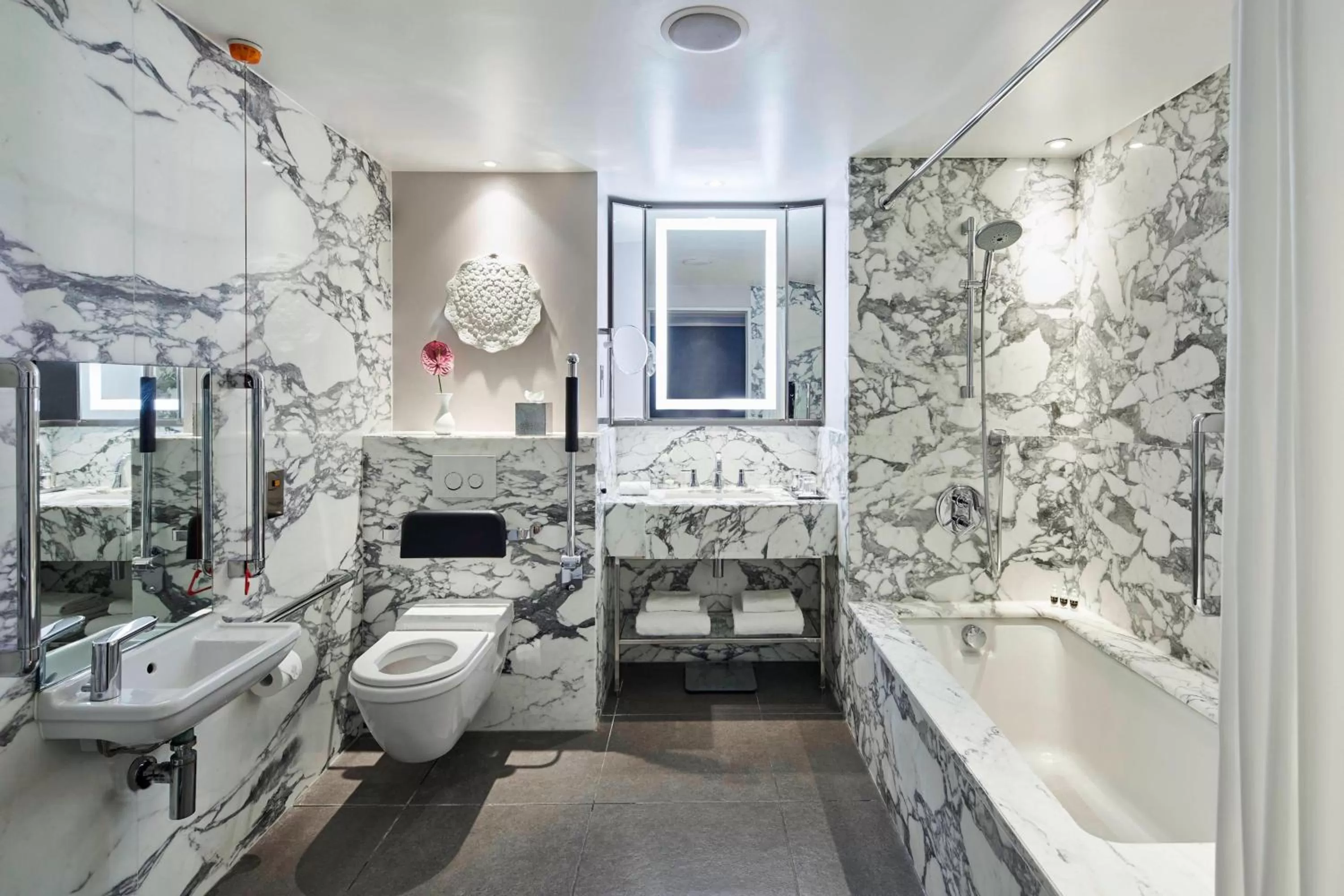 Bathroom in London Marriott Hotel Park Lane