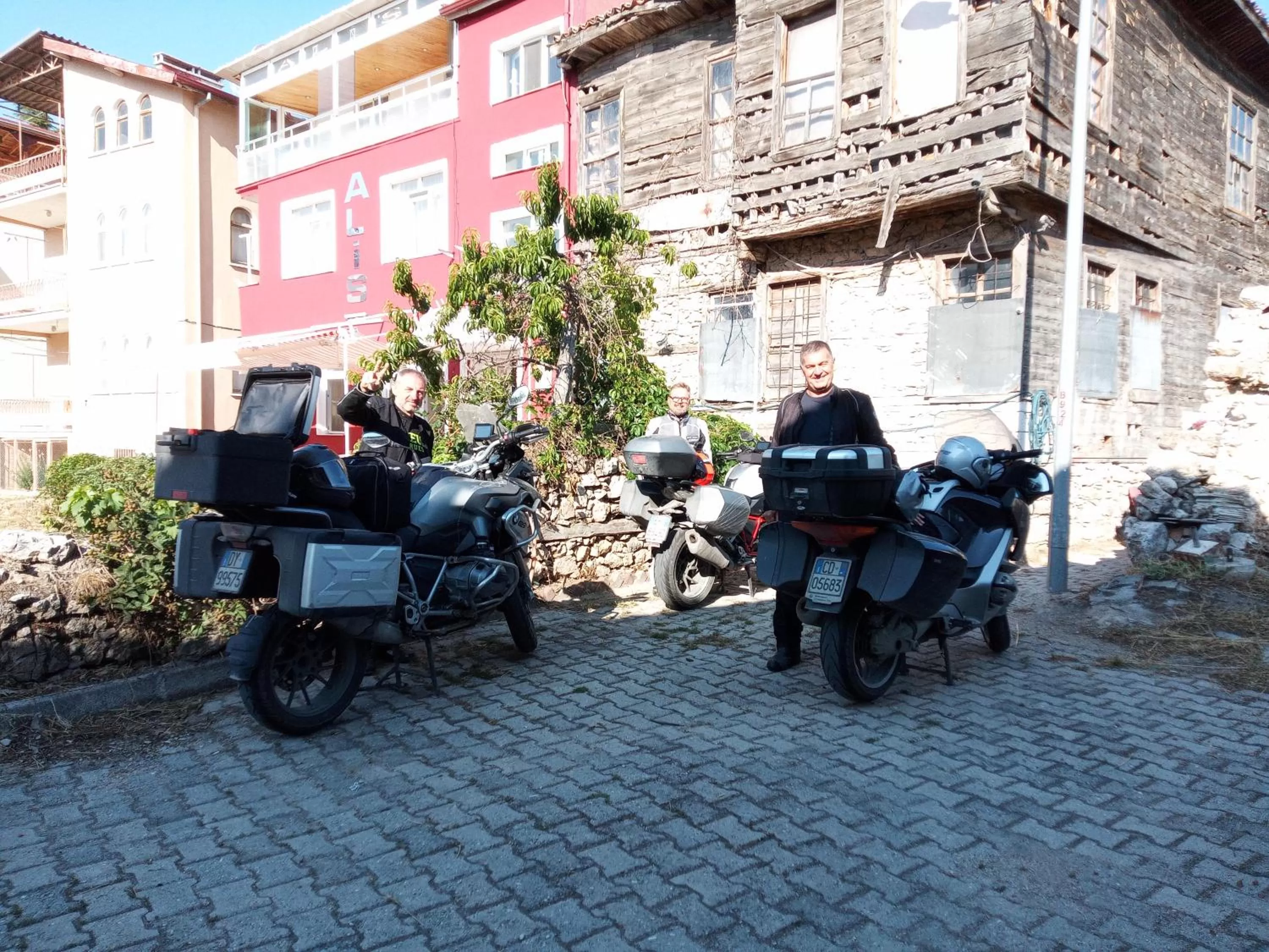 People in Ali's Pension ada alis