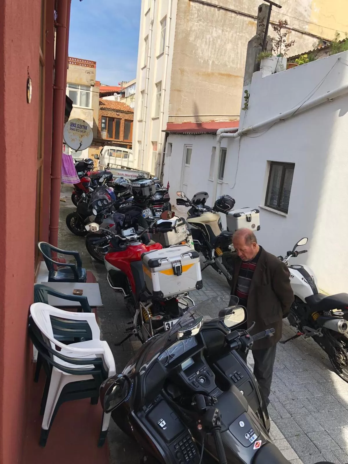 Day in Hotel Crowded House