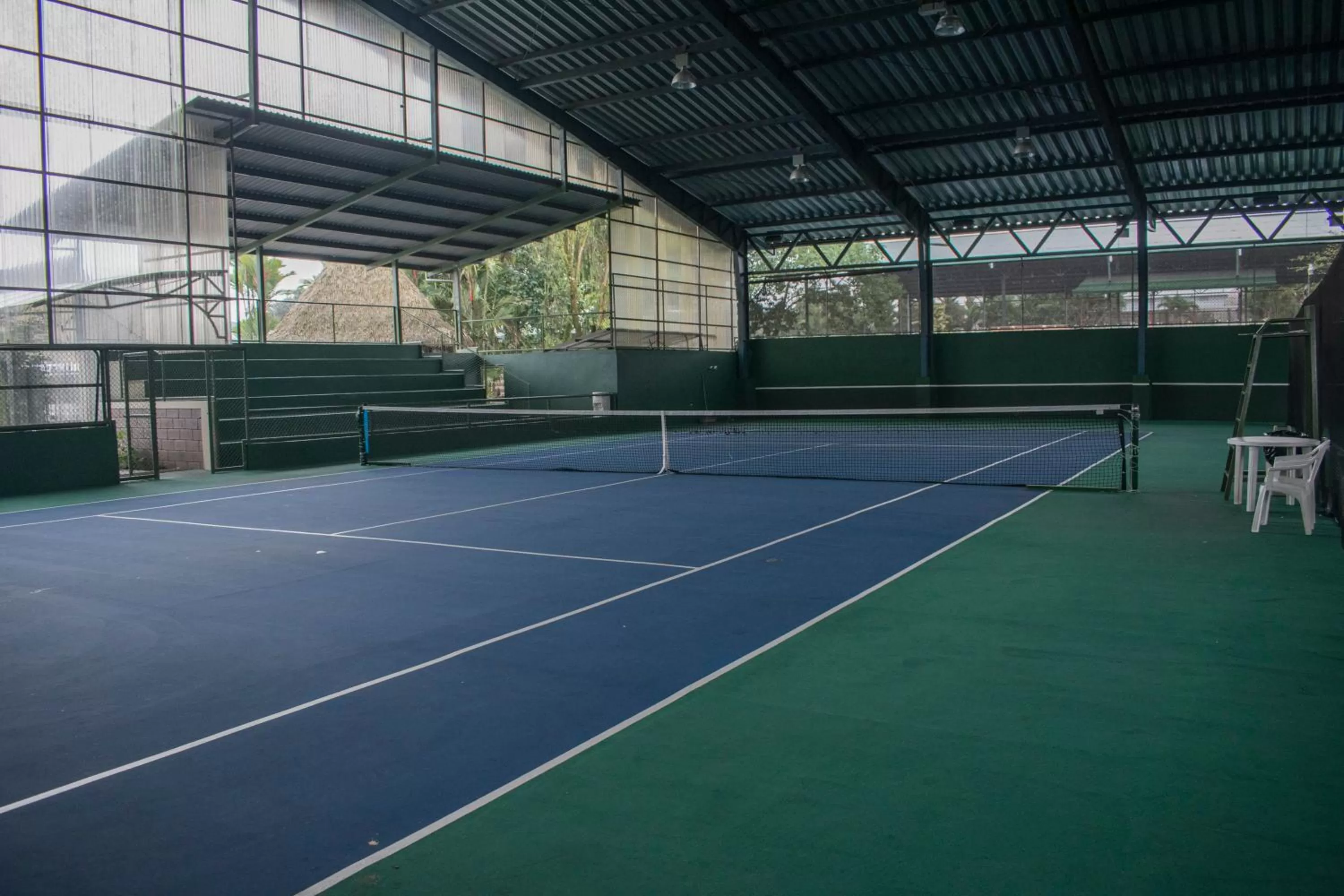 Tennis court in Hotel Suerre