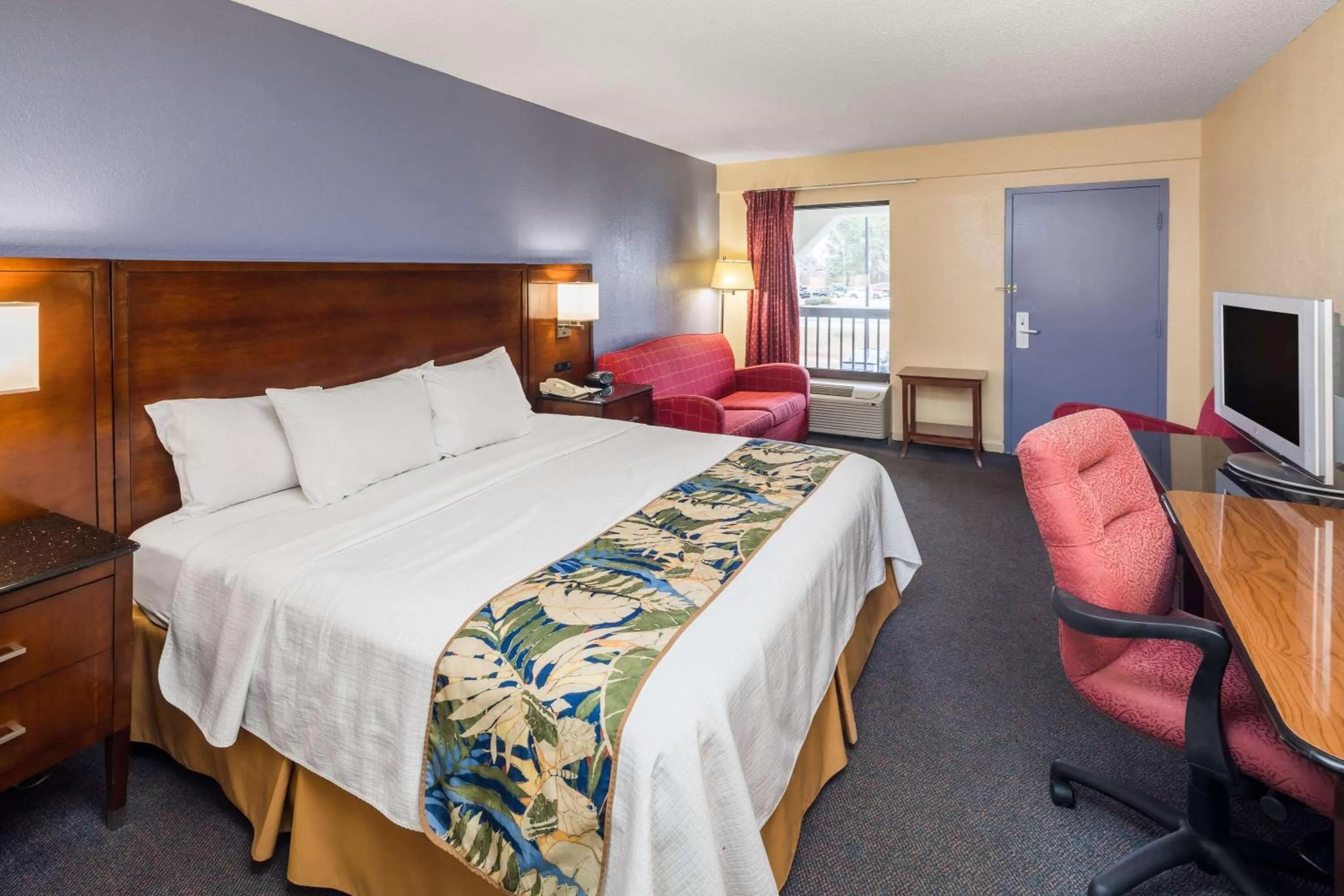 Photo of the whole room, Bed in Days Inn by Wyndham Walterboro