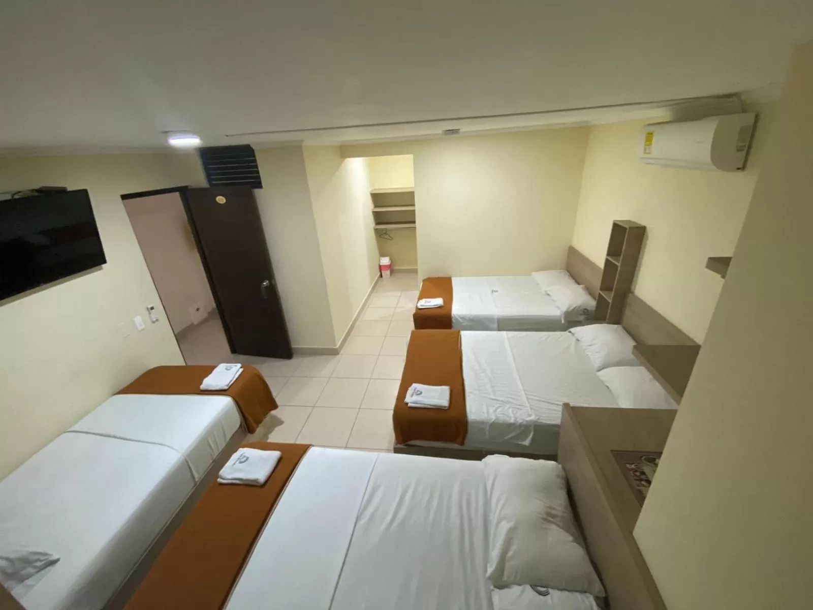 View (from property/room), Bed in Hotel Ruiseñor Itagui