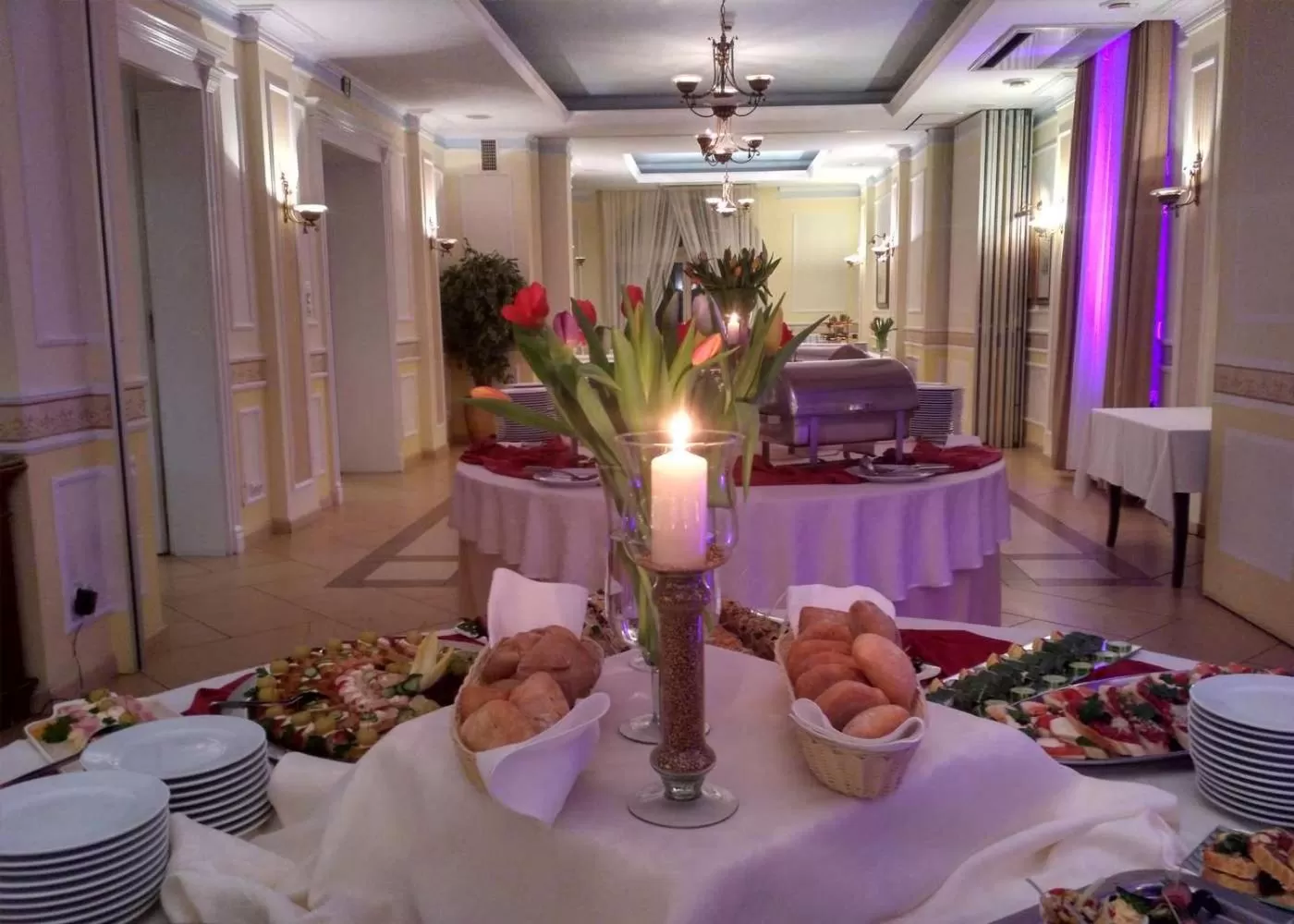 Restaurant/places to eat in Villa Royal