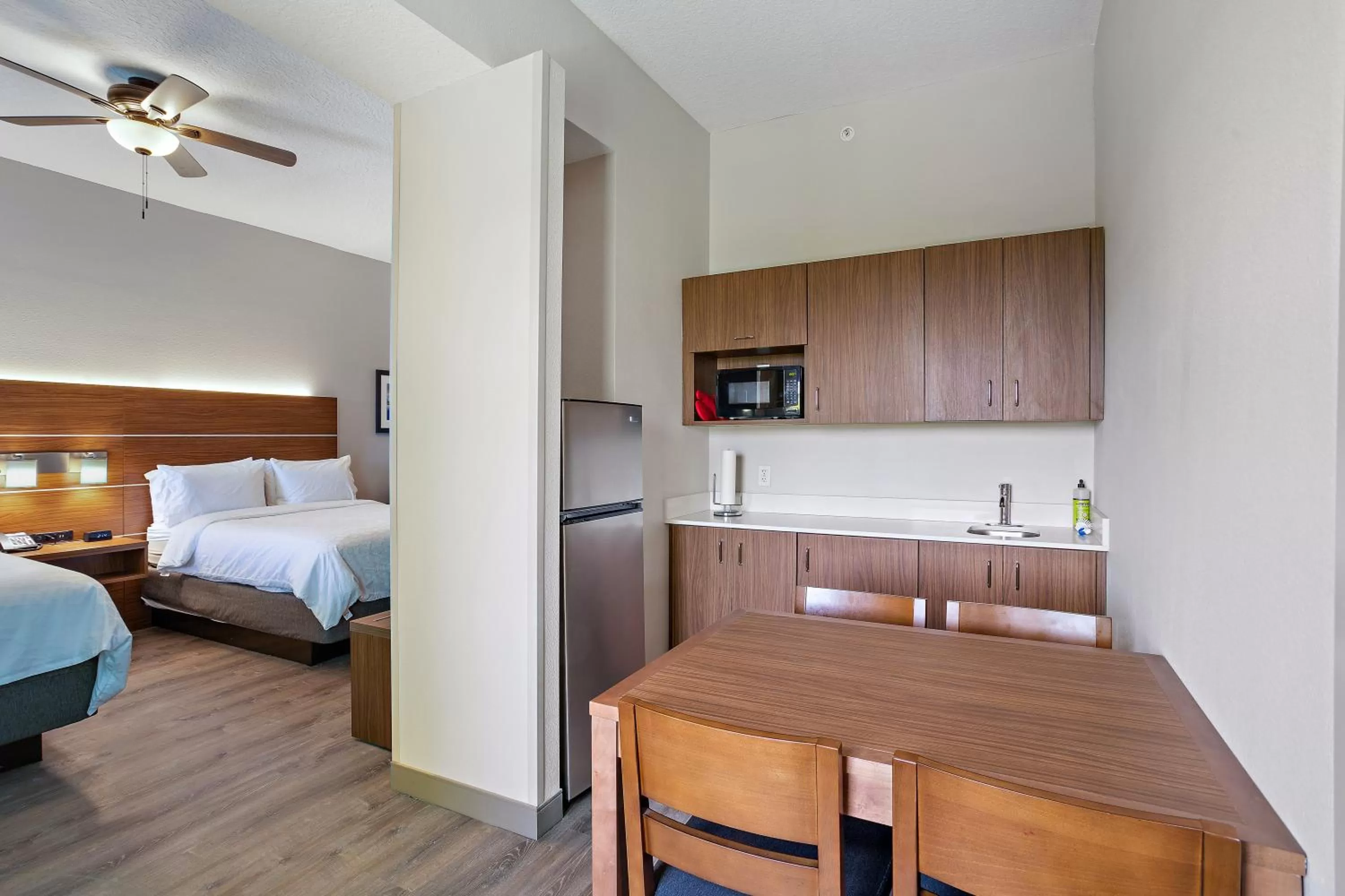 Kitchen or kitchenette, Bed in Holiday Inn Express St. Augustine - Vilano Beach by IHG