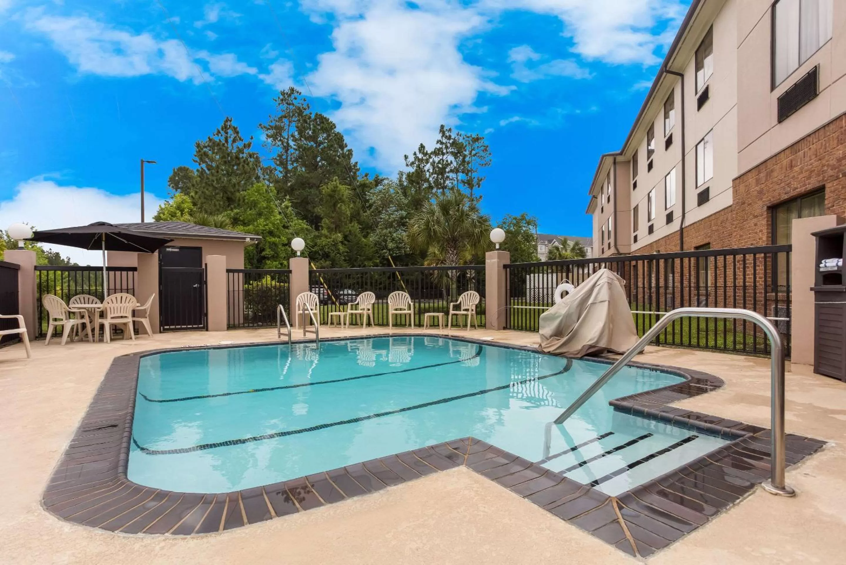 Swimming pool in Comfort Suites North Mobile
