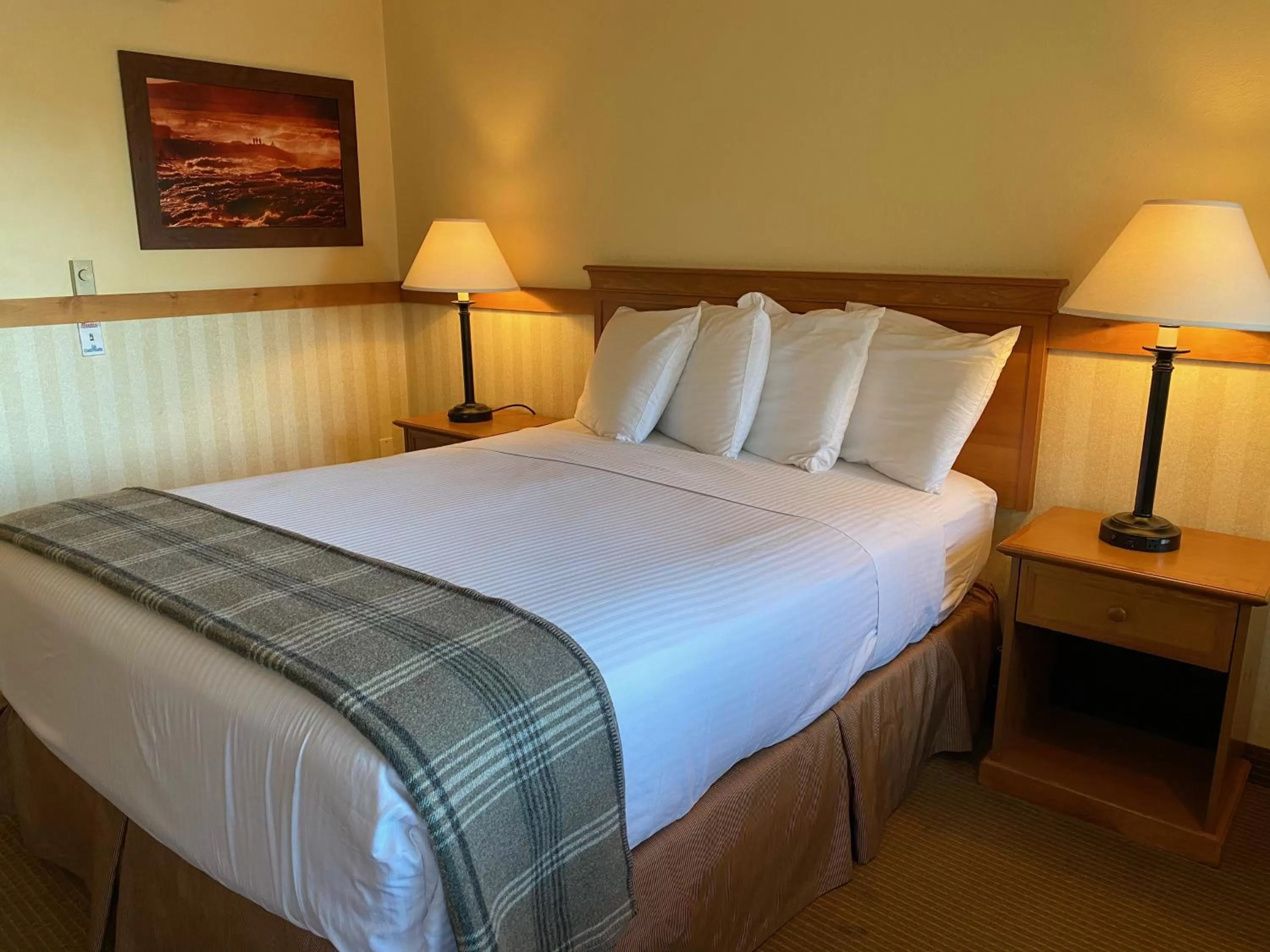 Bed in Cousin's Country Inn