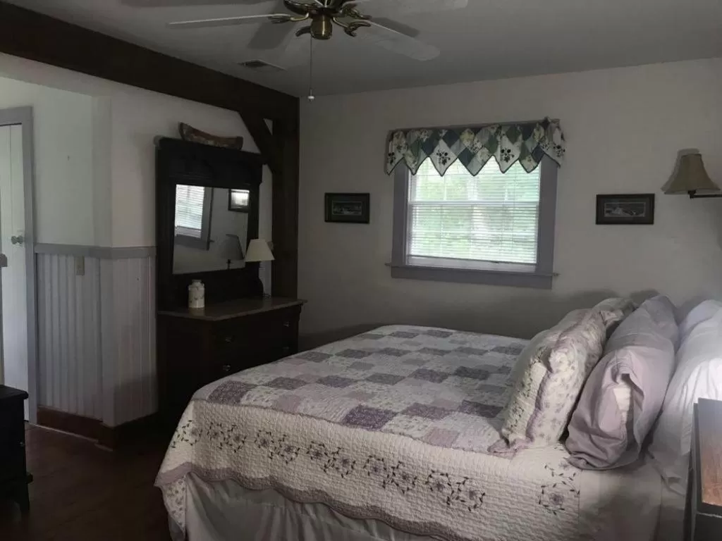 Bedroom, Bed in Folkestone Inn