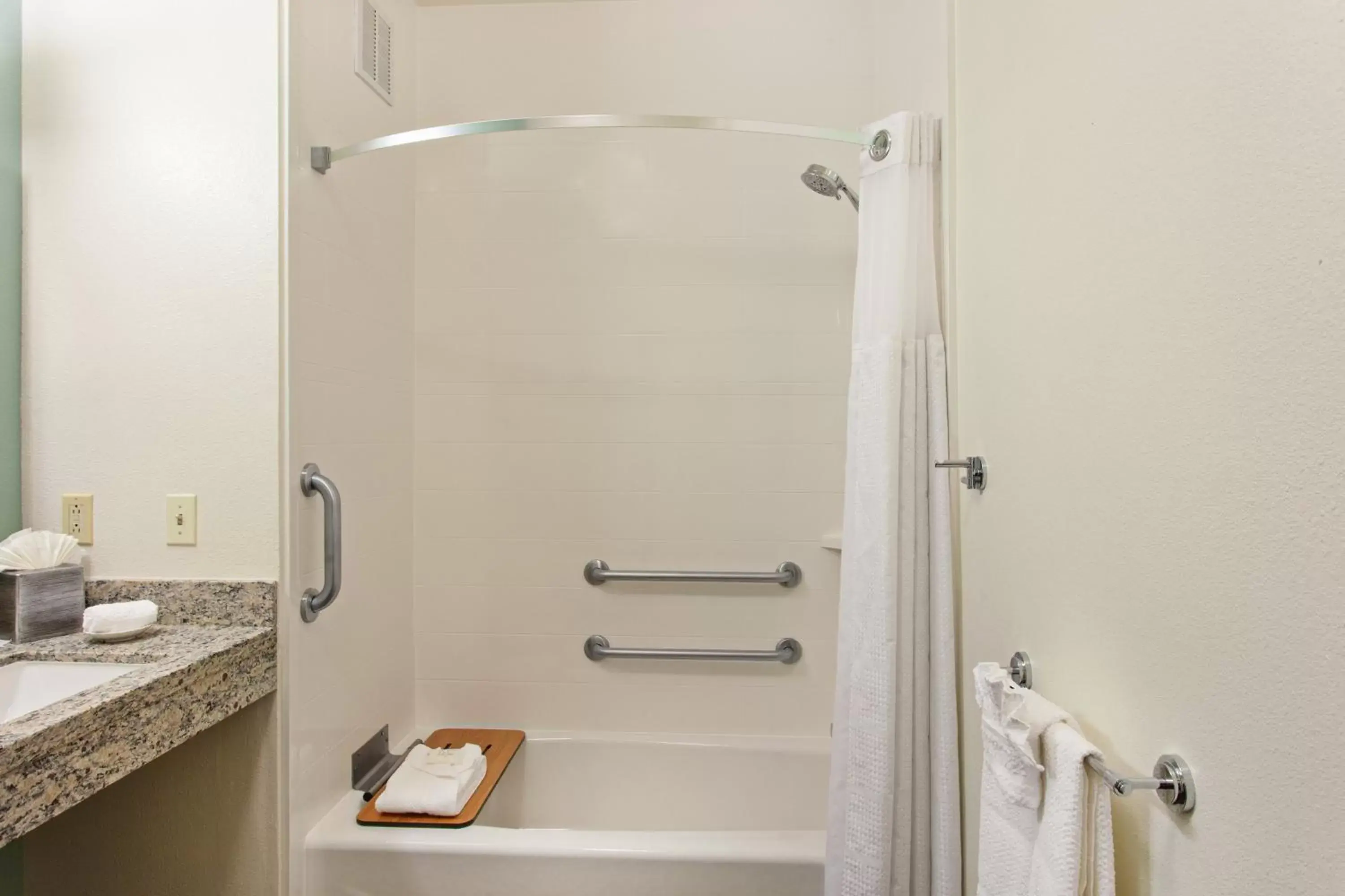 Queen Studio Suite with Tub - Disability Access/Non-Smoking in Staybridge Suites Irvine East/Lake Forest by IHG Queen Studio Suite with Tub - Disability Access/Non-Smoking in Staybridge Suites Irvine East/Lake Forest by IHG