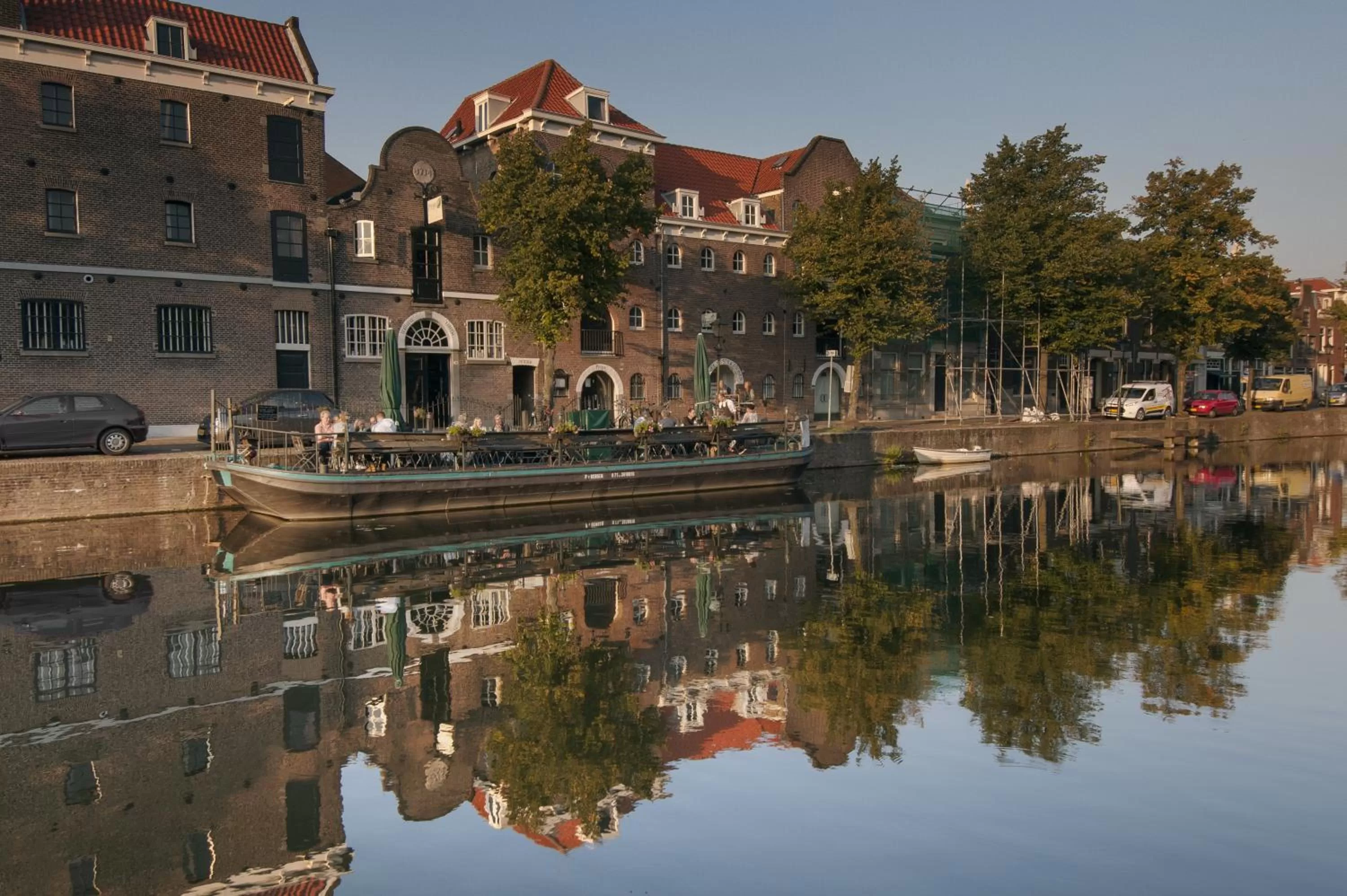 Restaurant/places to eat, Property Building in B&B De Schiedamse Suites