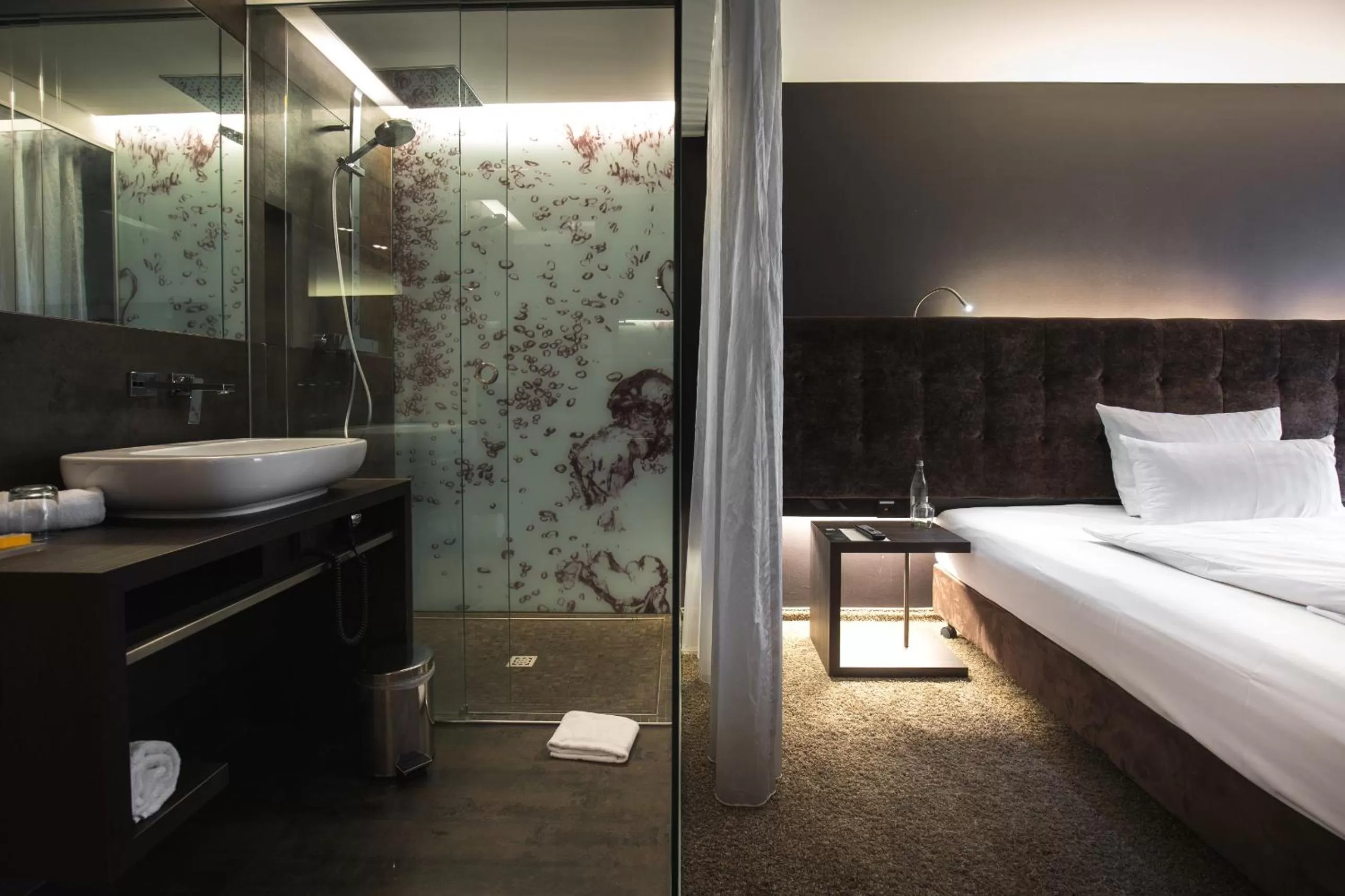 Bathroom, Bed in SAKS Urban Design Hotel Kaiserslautern