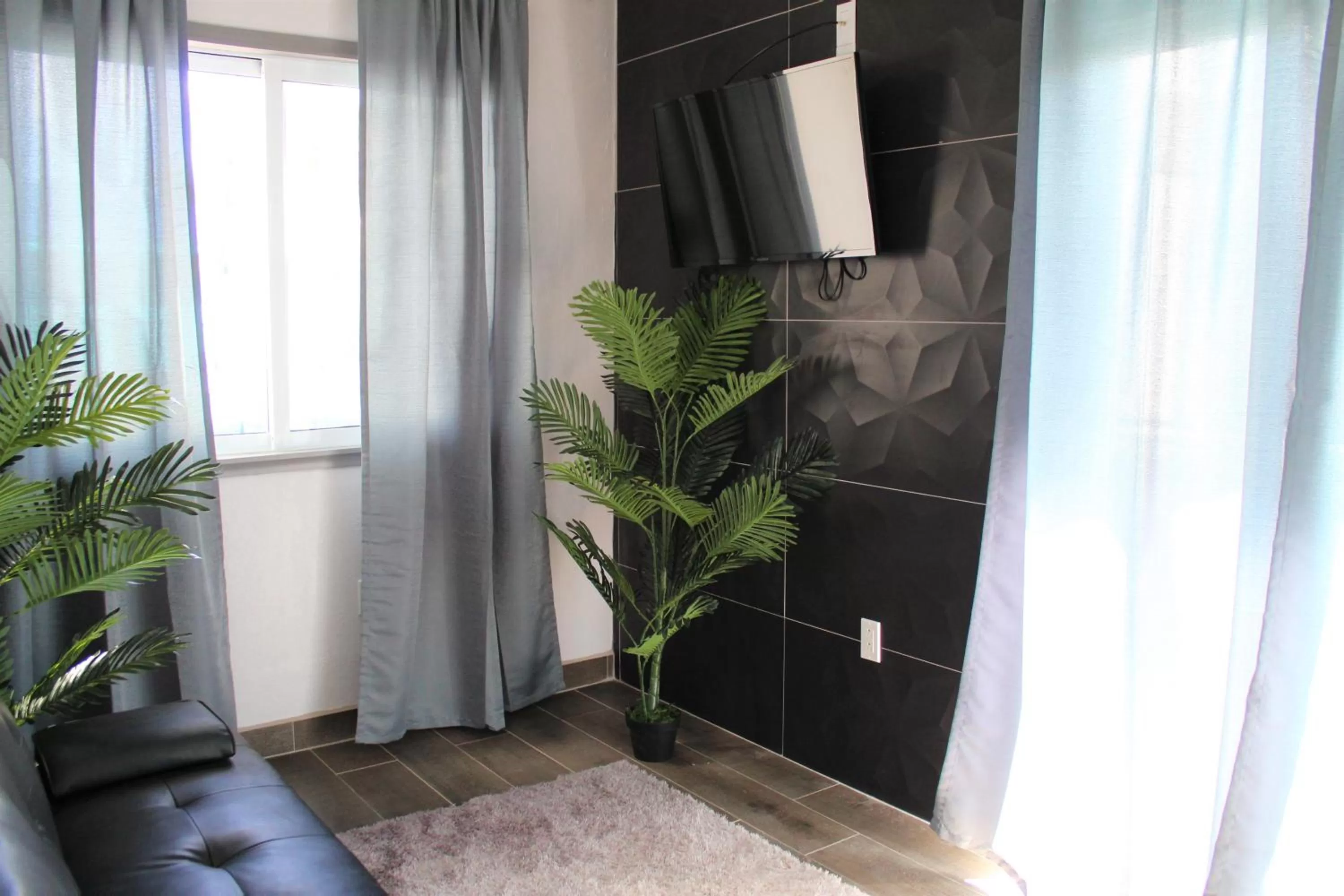 Communal lounge/ TV room in Barefoot Caye Caulker Hotel