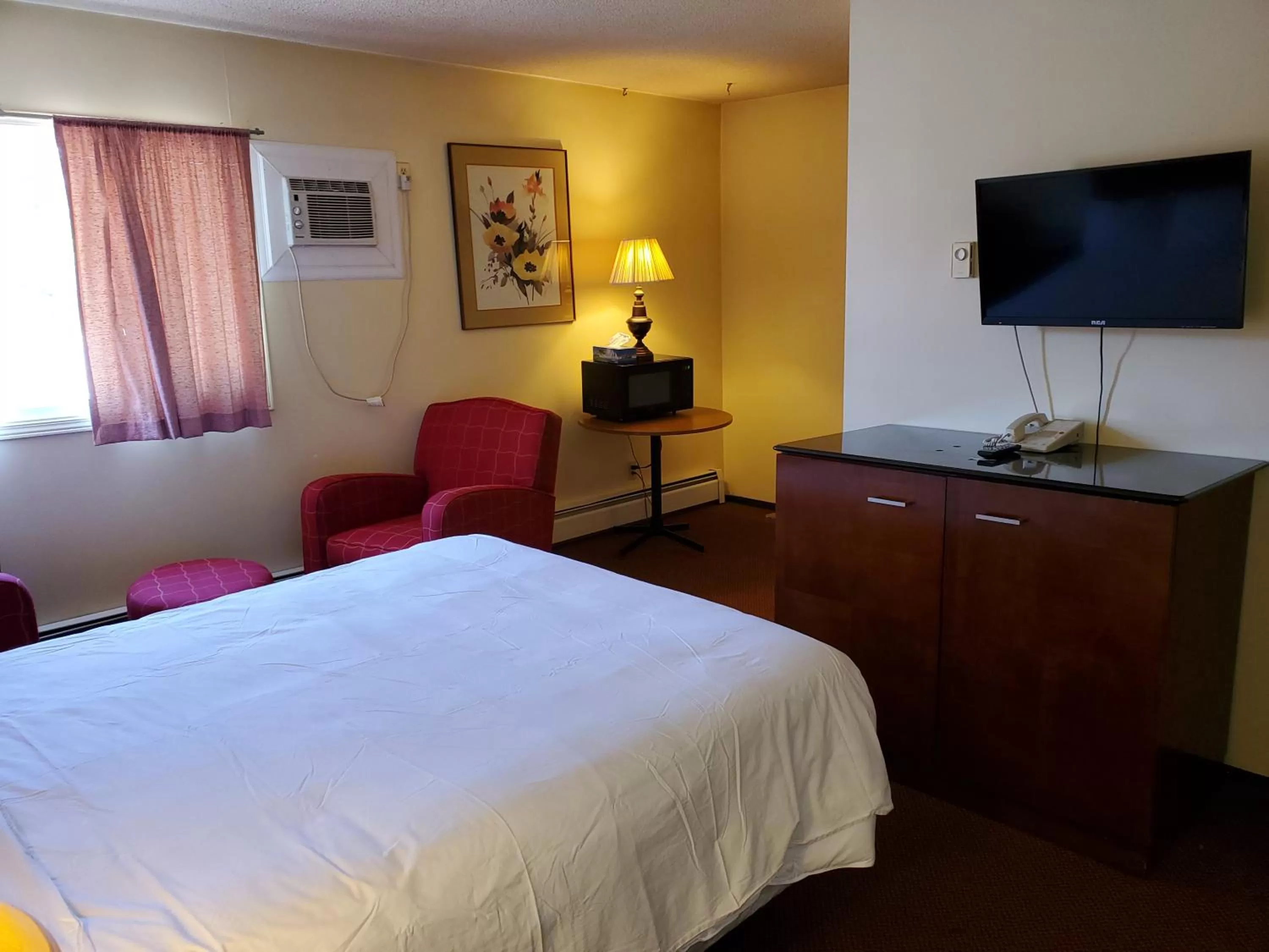 Bed in Englehart Motel