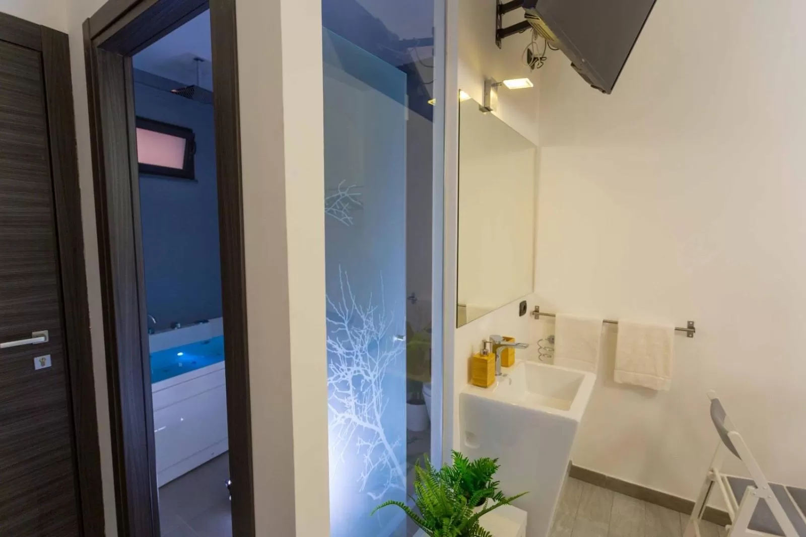 Hot Tub in ETNEA 208 LUXURY JACUZZI SUITE Catania