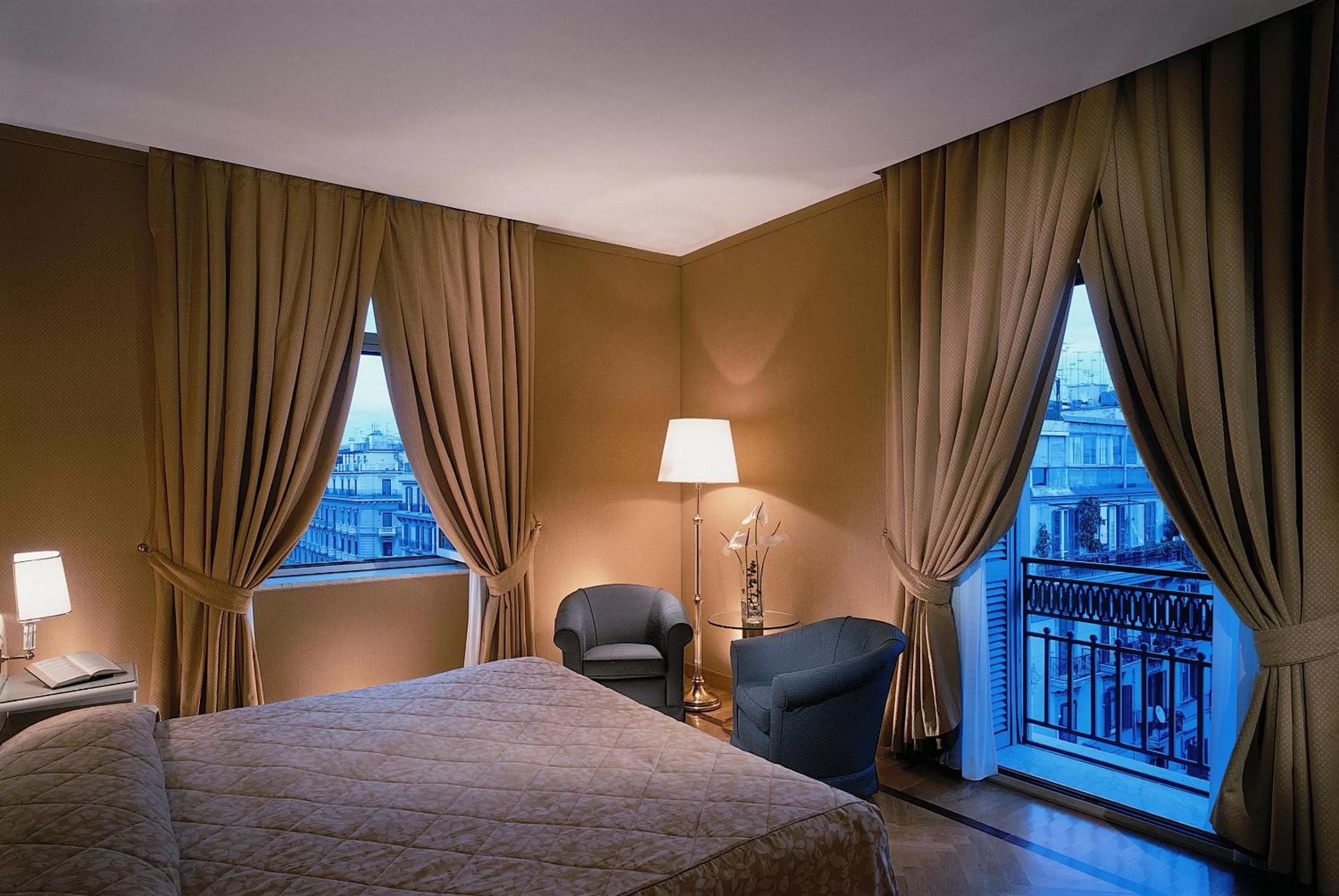 Photo of the whole room, Bed in Grand Hotel Vesuvio