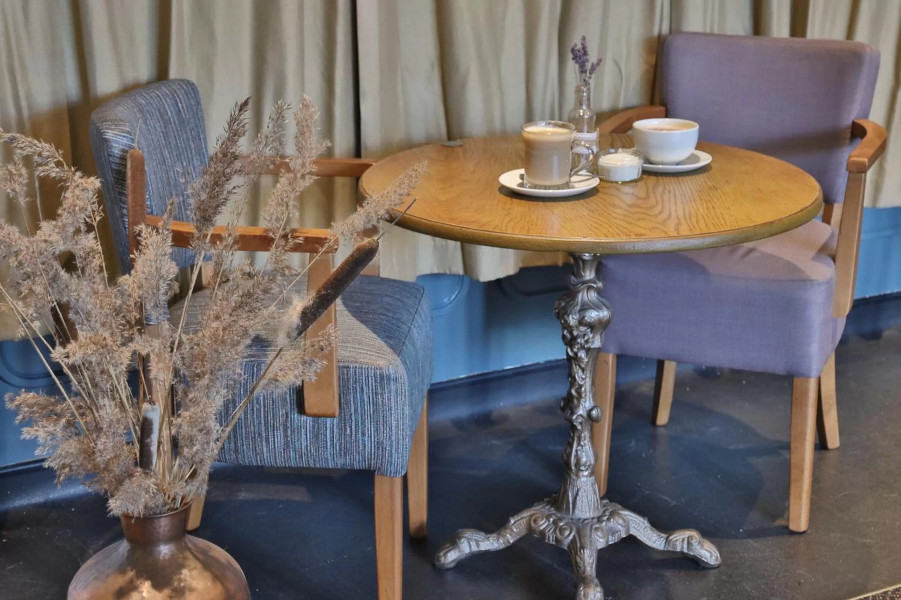 Lounge or bar in Inn On The Lake