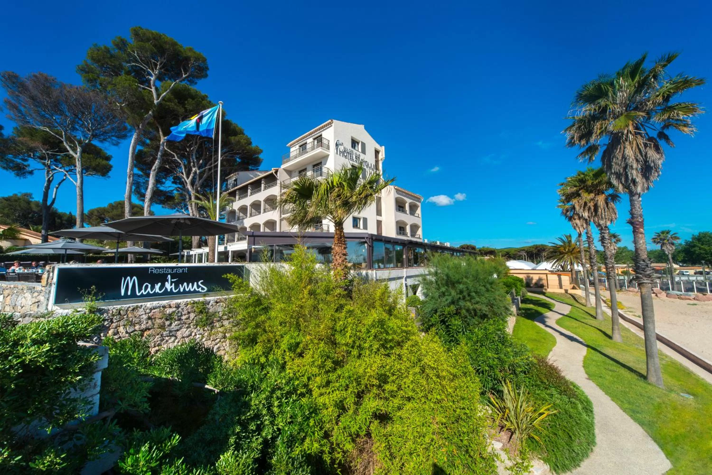 Facade/entrance in Van der Valk Hotel Saint-Aygulf