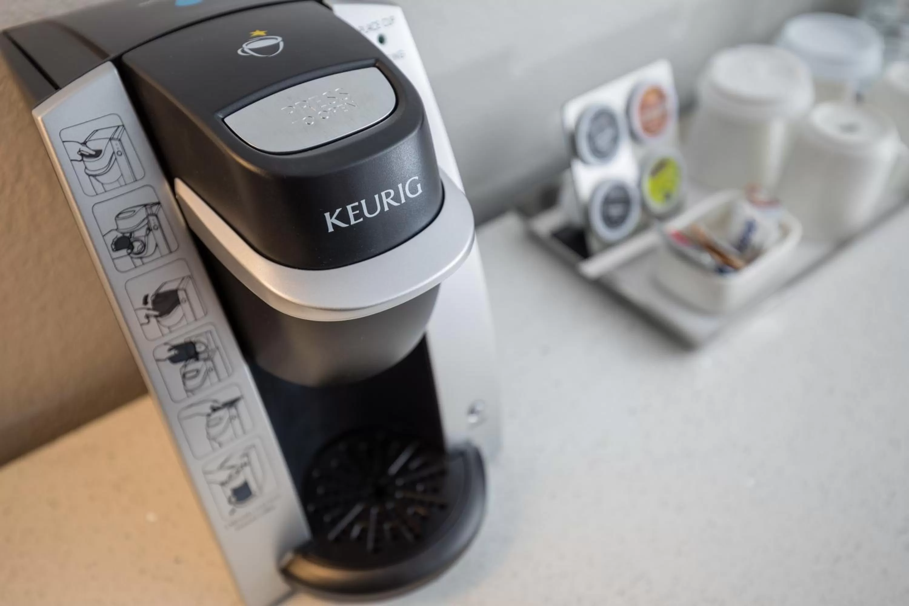 Coffee/tea facilities in Radisson Hotel Oakland Airport