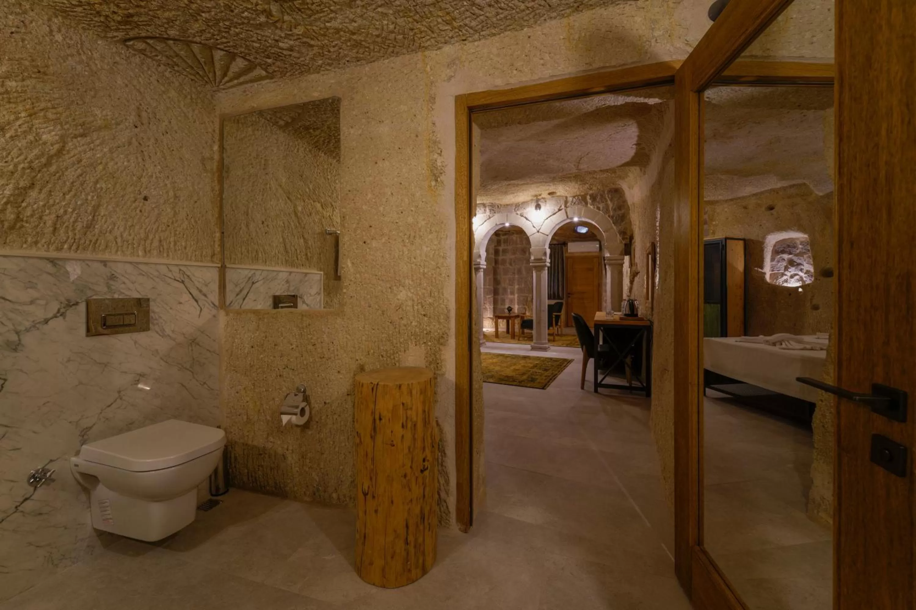 Toilet in The Niche Cave Hotel