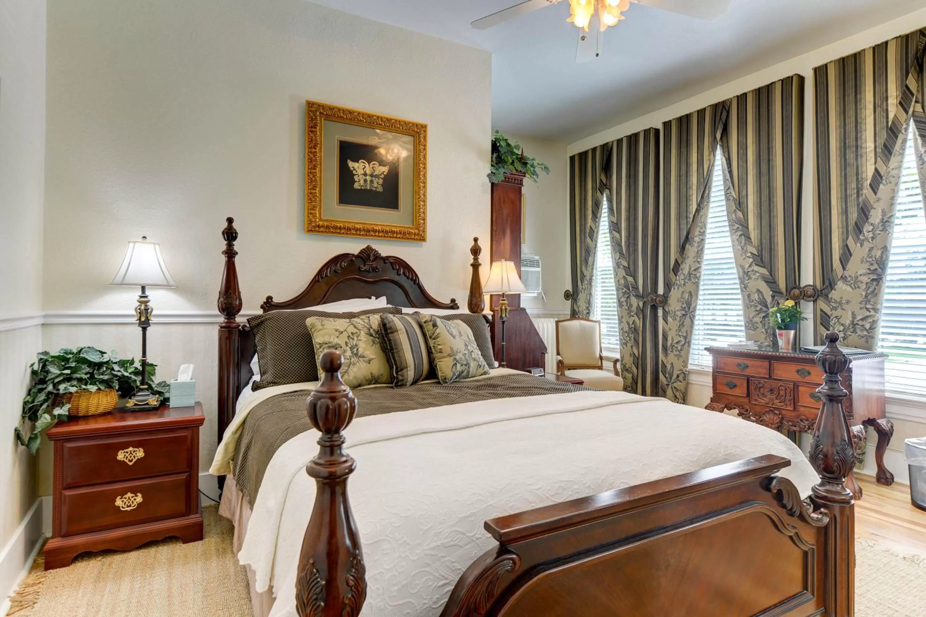 Bedroom, Bed in The St. Mary's Inn, Bed and Breakfast