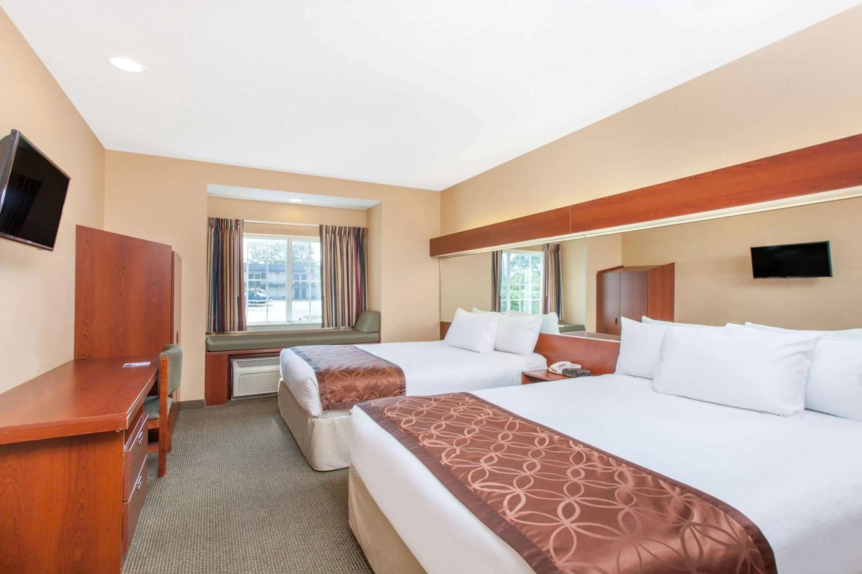 Photo of the whole room, Bed in Microtel Inn by Wyndham Rogers