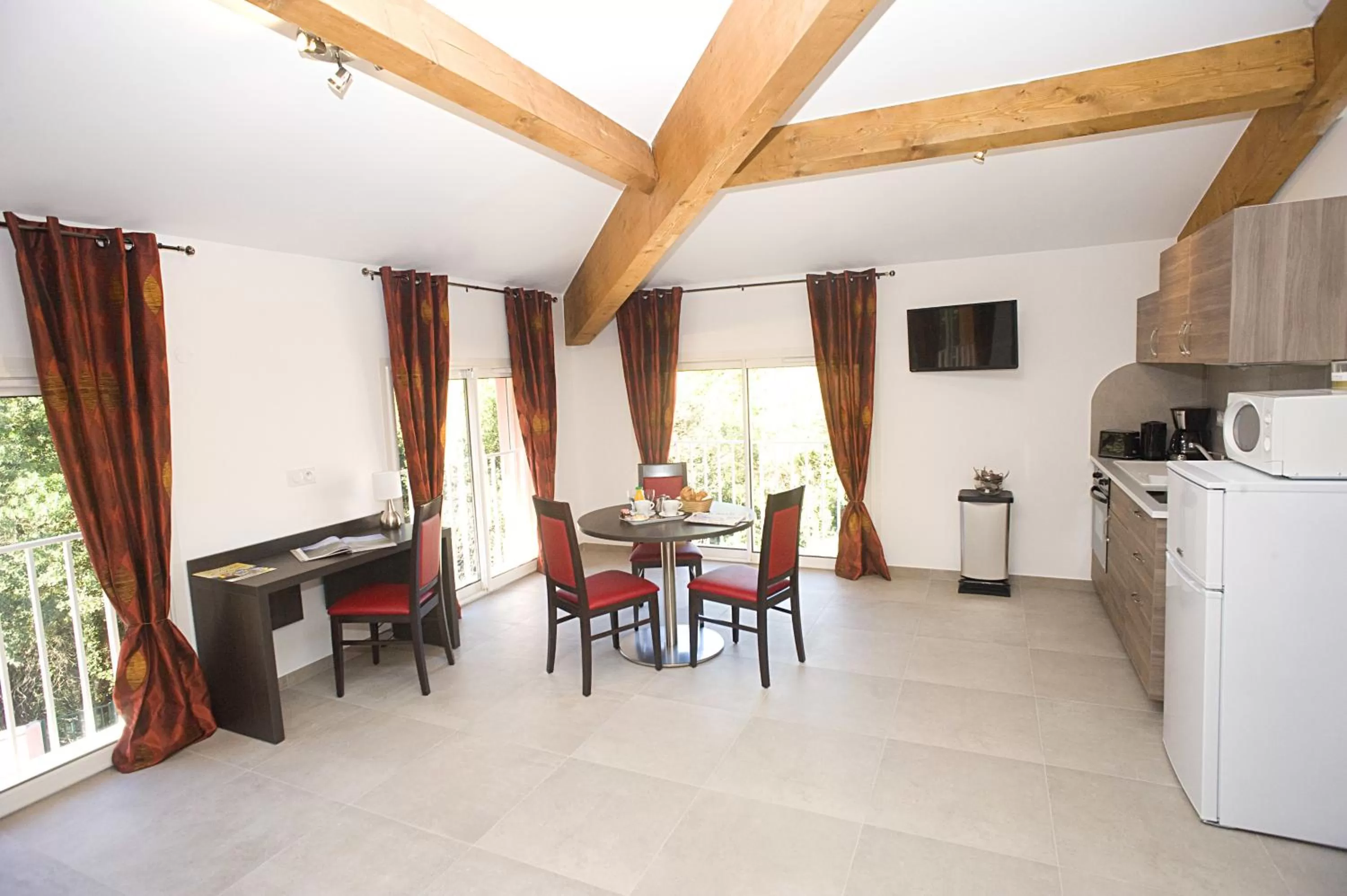 Kitchen or kitchenette in The Originals City, Hôtel Les Bastides du Gapeau