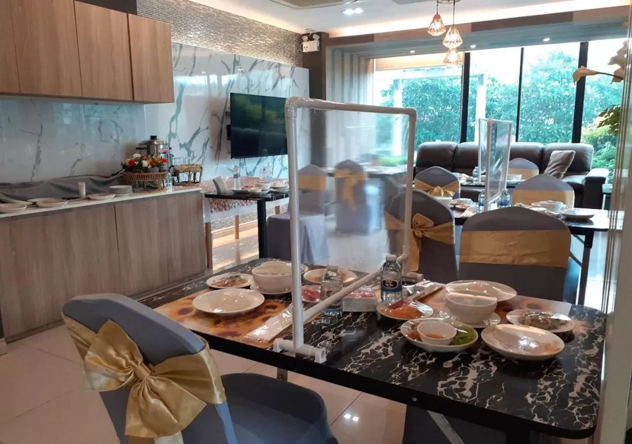 Restaurant/places to eat in Grand Inter Hotel