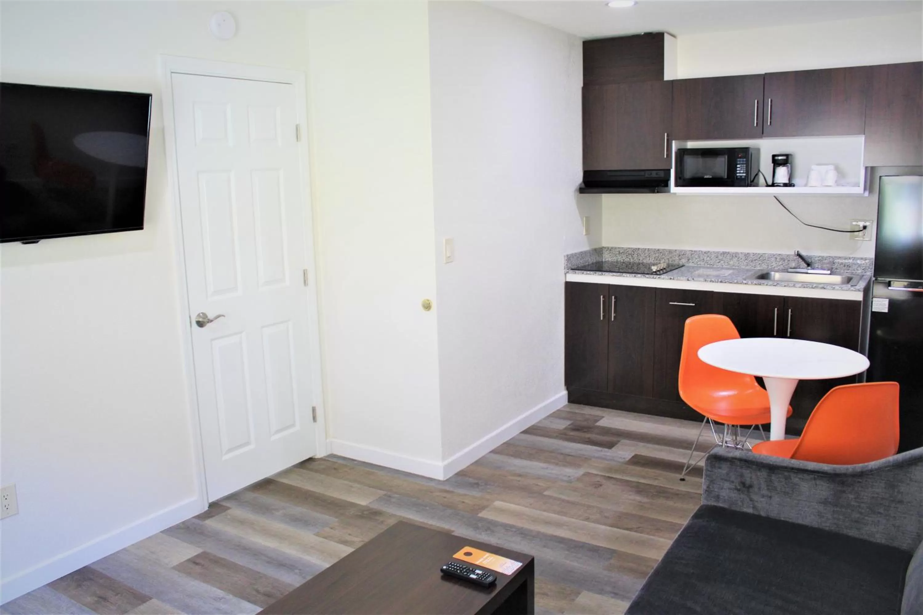 Living room in Howard Johnson Suites by Wyndham San Diego Chula Vista BayFront