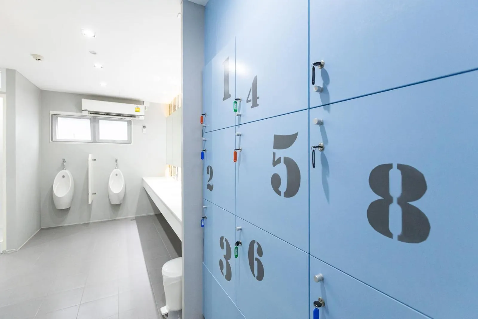 Toilet in Siam Stadium Hostel