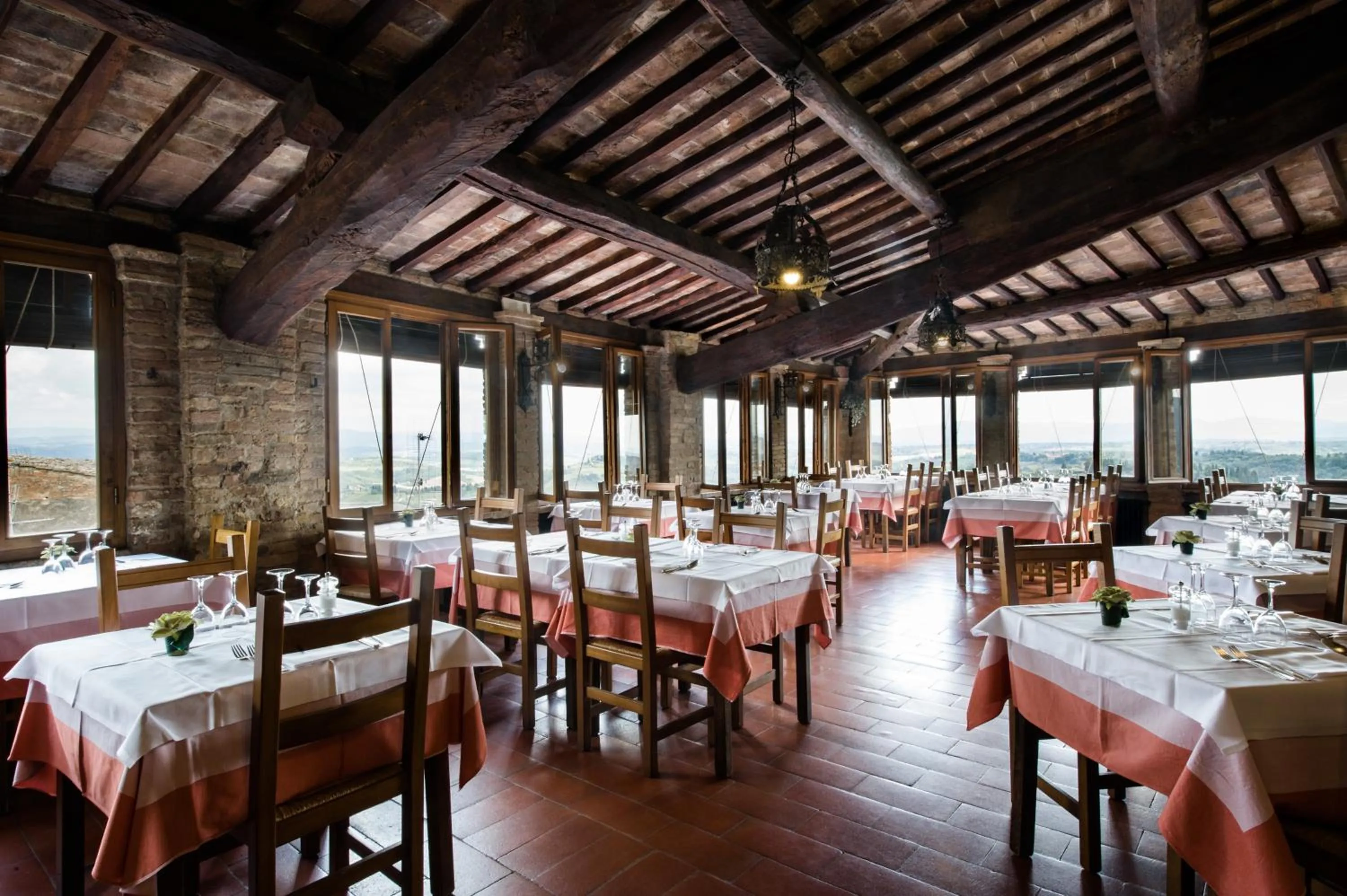 Restaurant/places to eat in Hotel La Cisterna