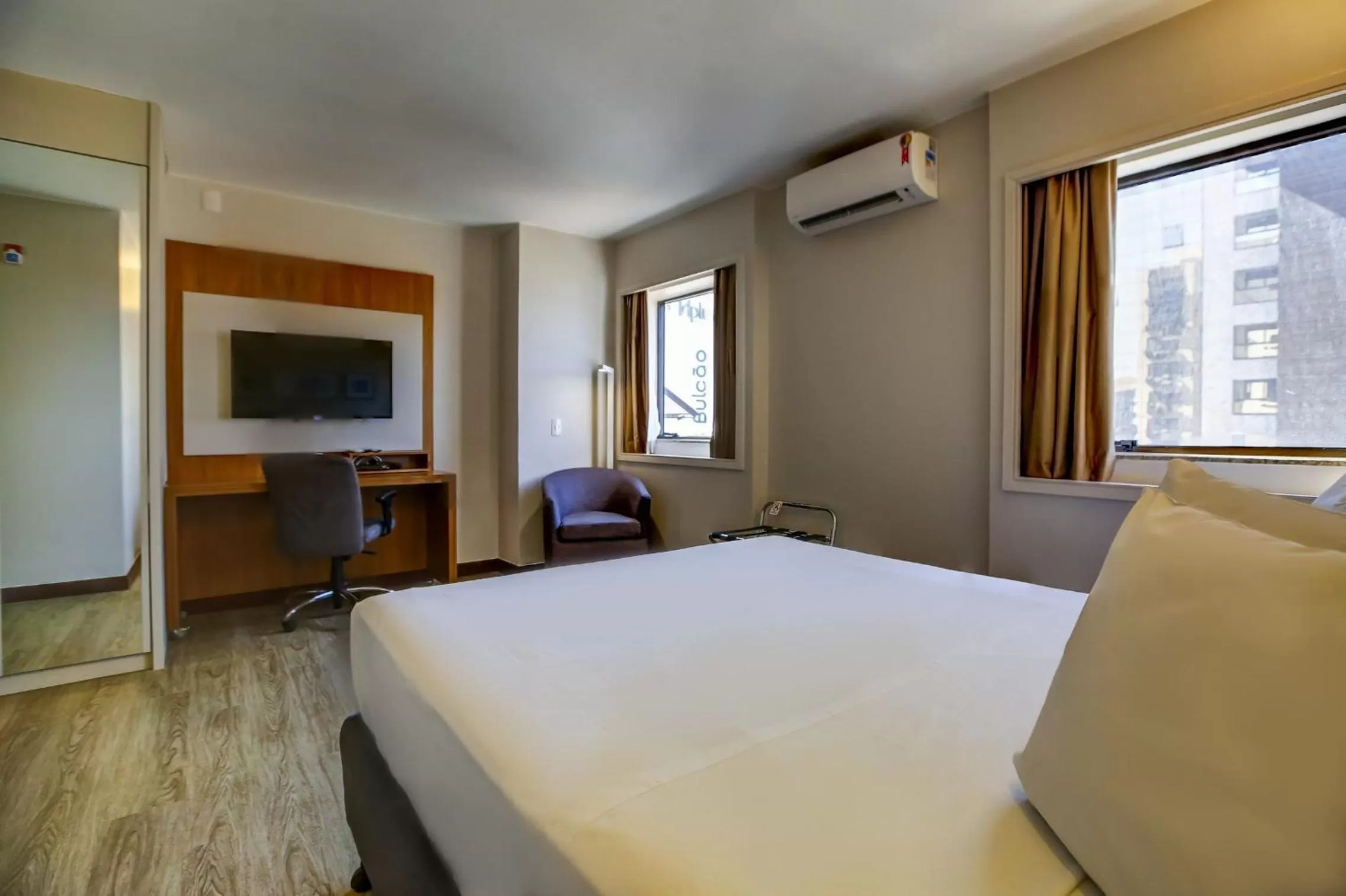 TV and multimedia, Bed in Comfort Suites Brasília