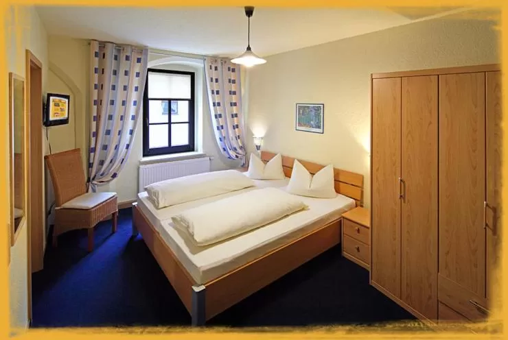 Day, Bed in Hotel-Pension zum Markt