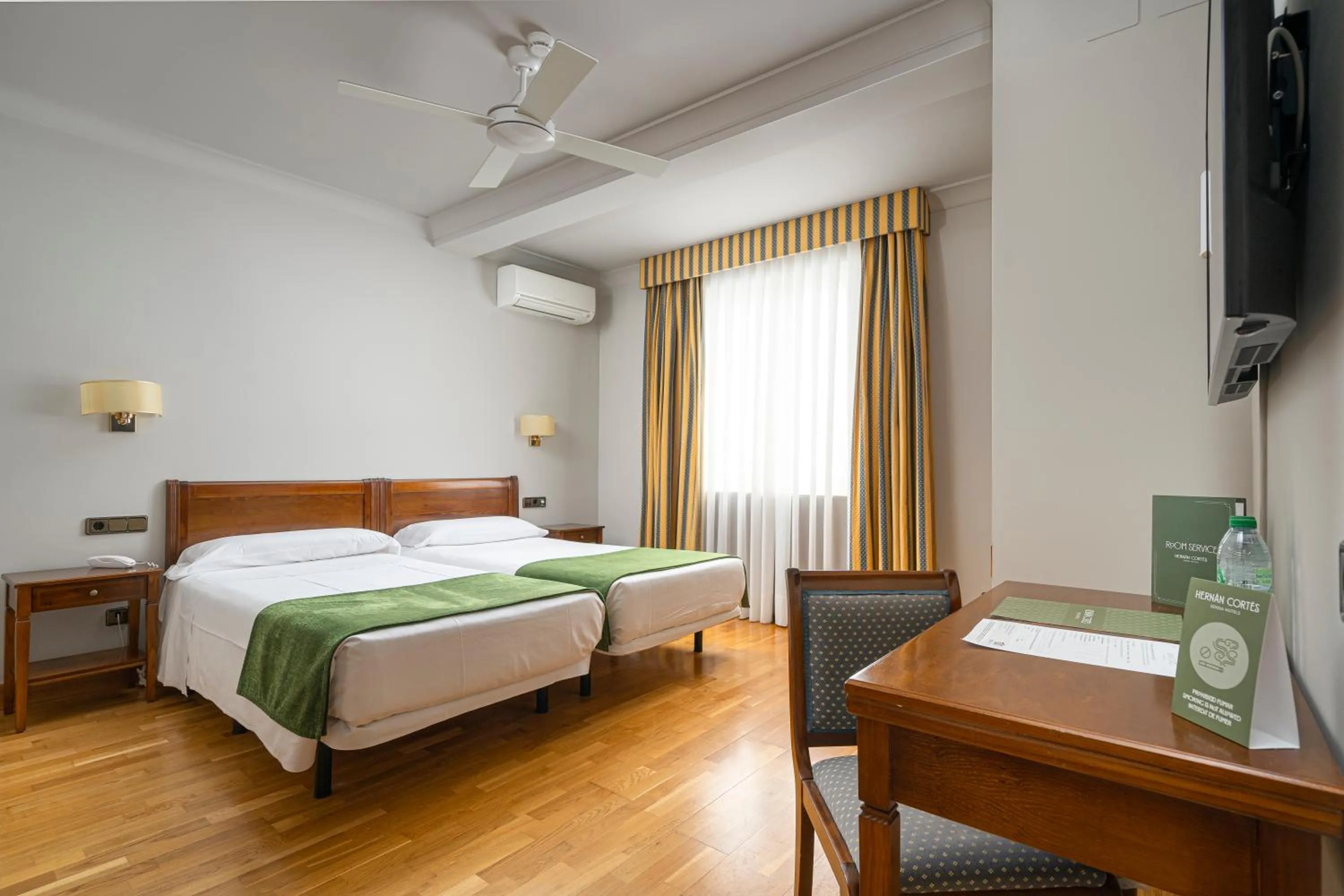 Photo of the whole room, Bed in Hotel Hernán Cortés