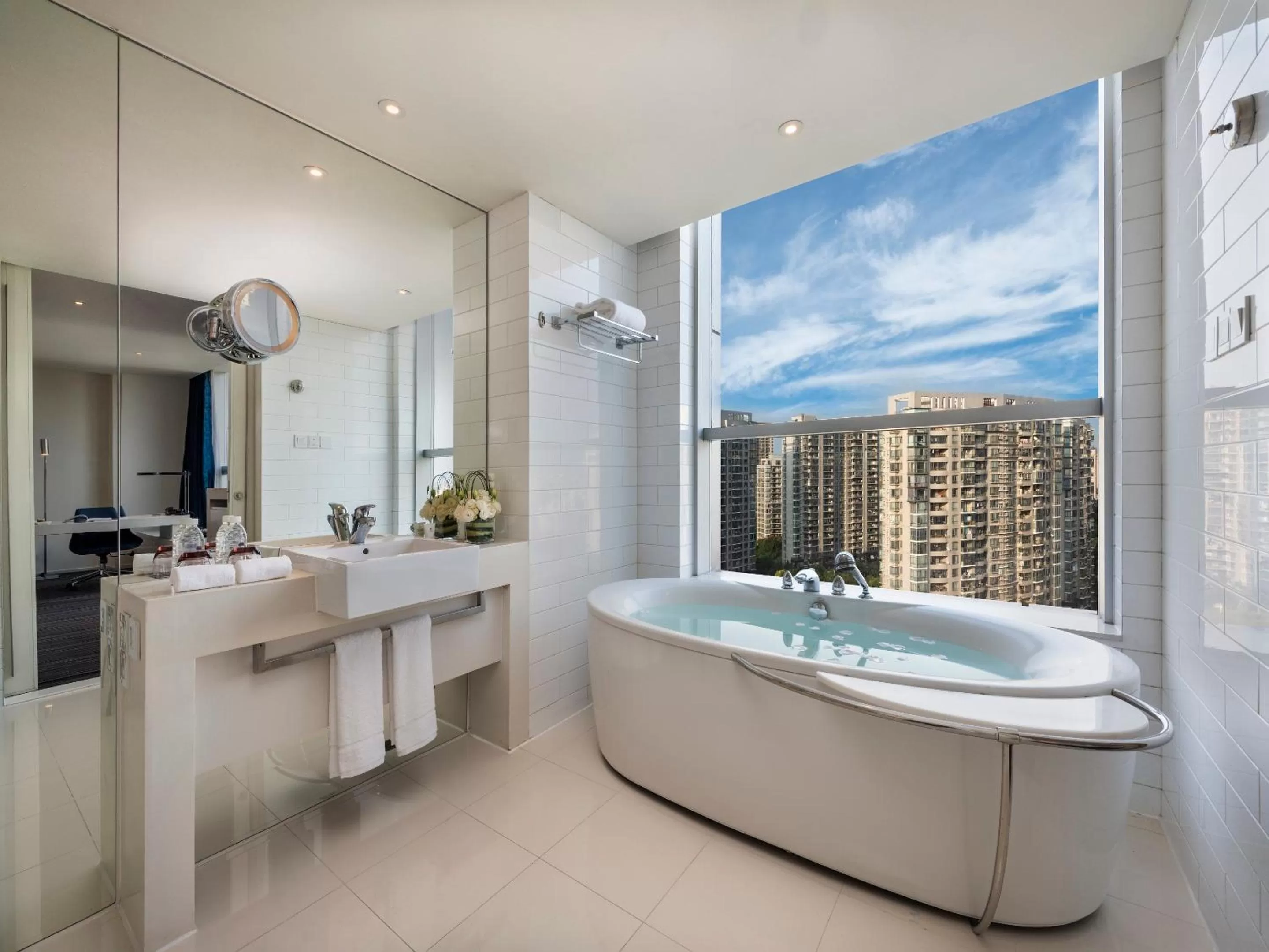 Bath in Grand Mercure Shanghai Century Park- Free Shuttle Bus to SNIEC
