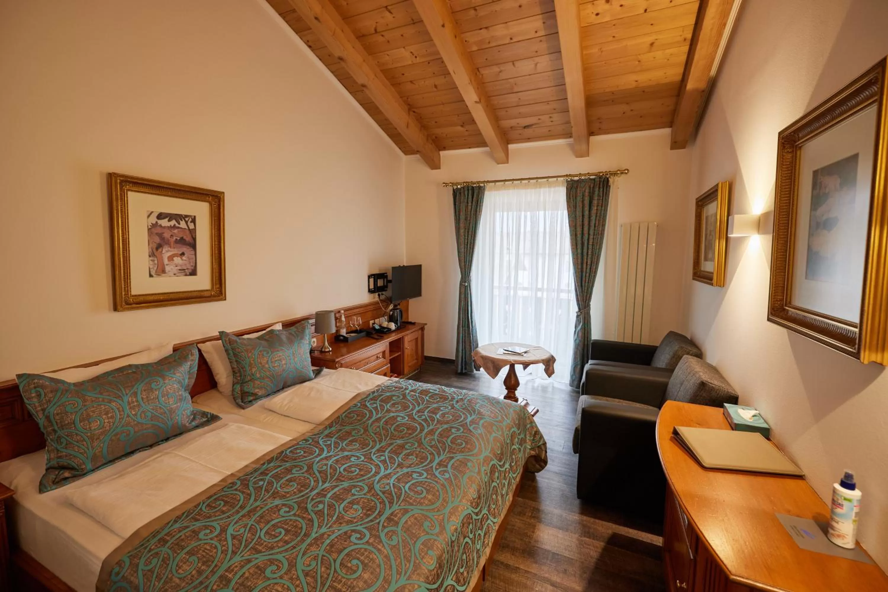 Photo of the whole room, Seating Area in Atlas Posthotel