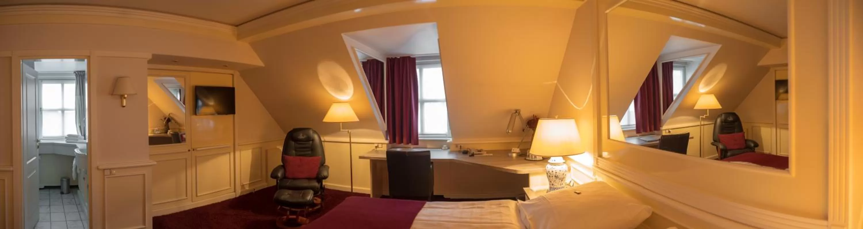 Photo of the whole room, Bed in Hotel Lippischer Hof