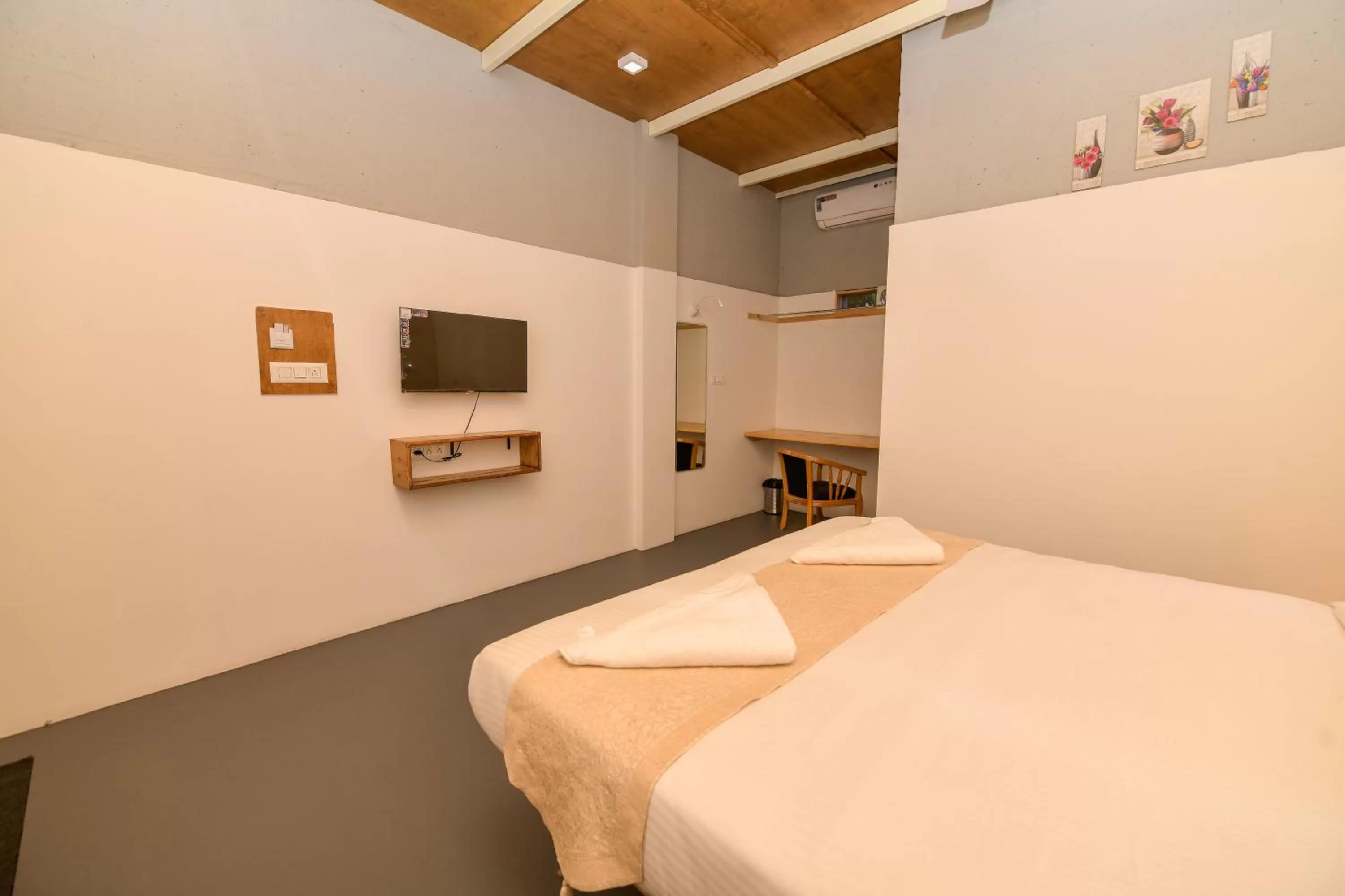 Photo of the whole room, Bed in Shine Residency