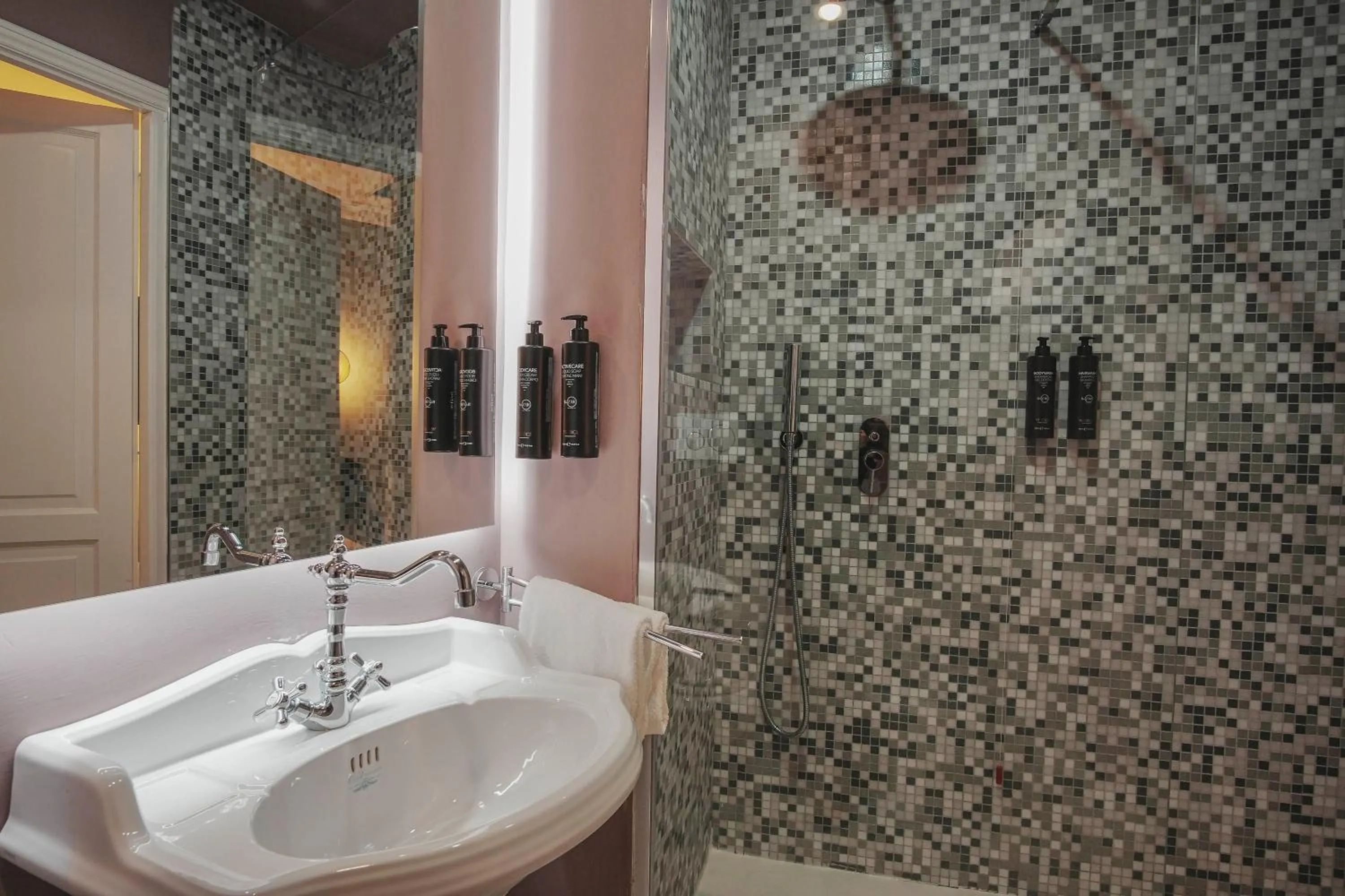 Shower in Hotel City Palazzo Dei Cardinali