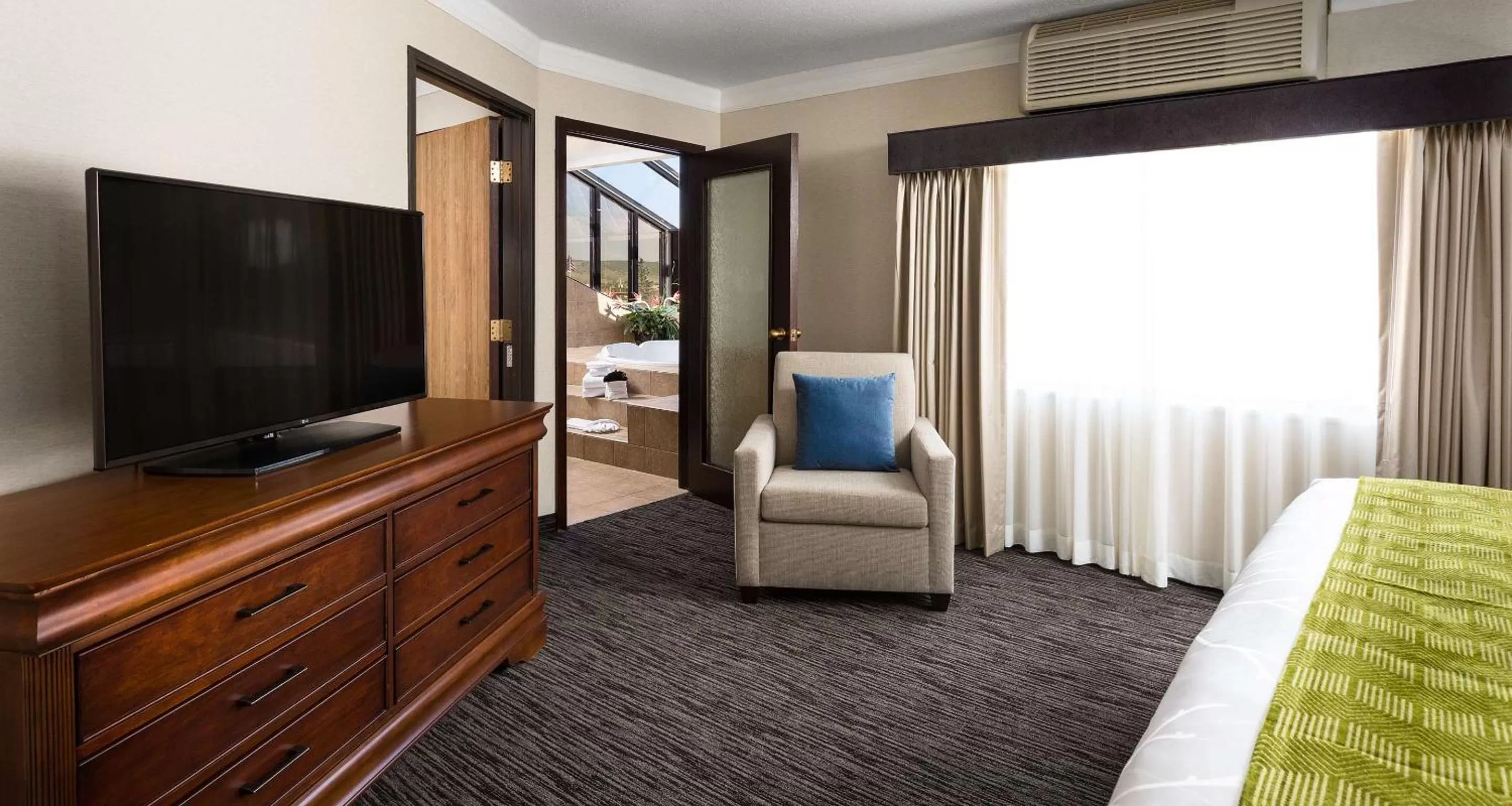 Photo of the whole room, Bed in Best Western Plus Landmark Inn