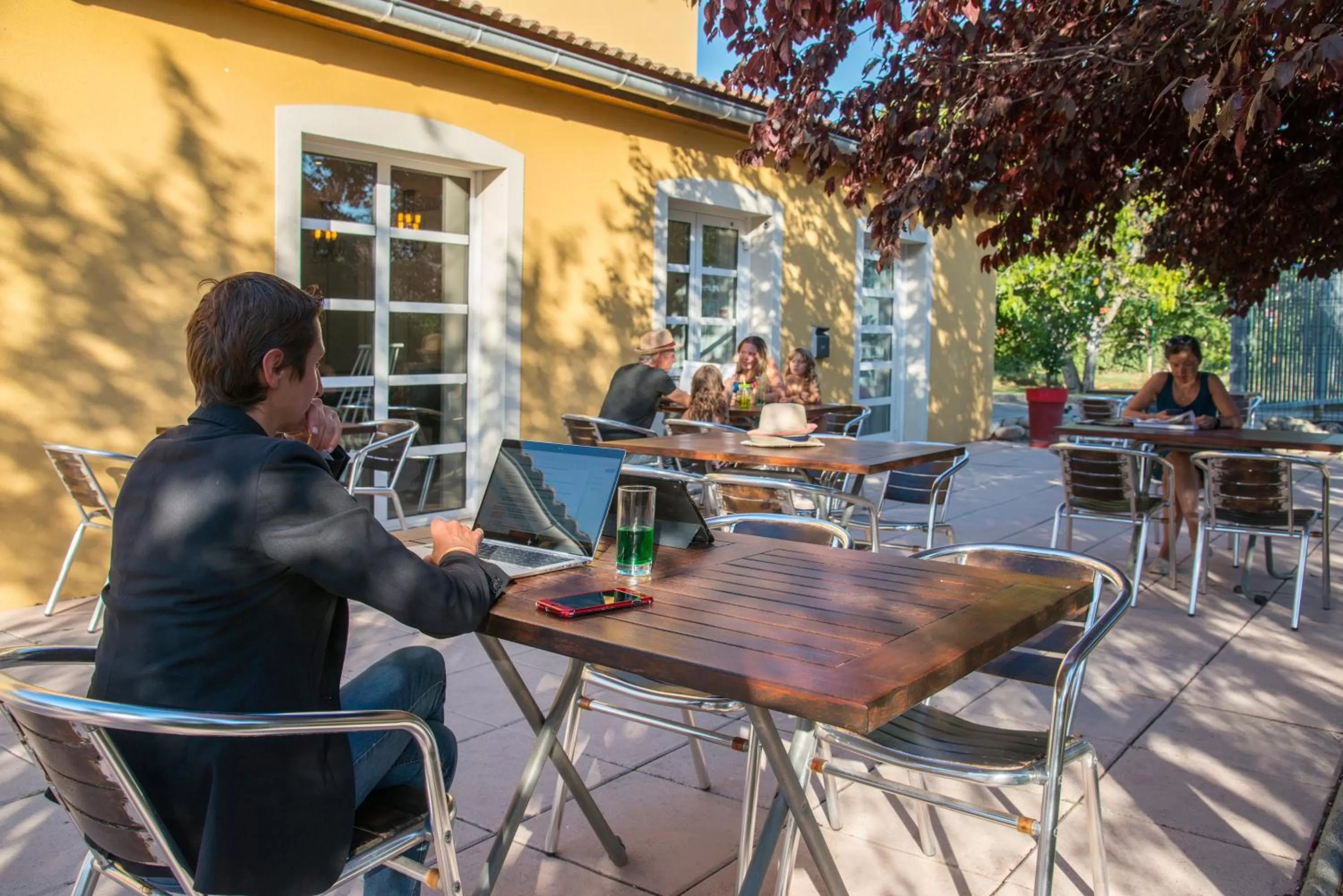 Patio in ibis Manosque Cadarache