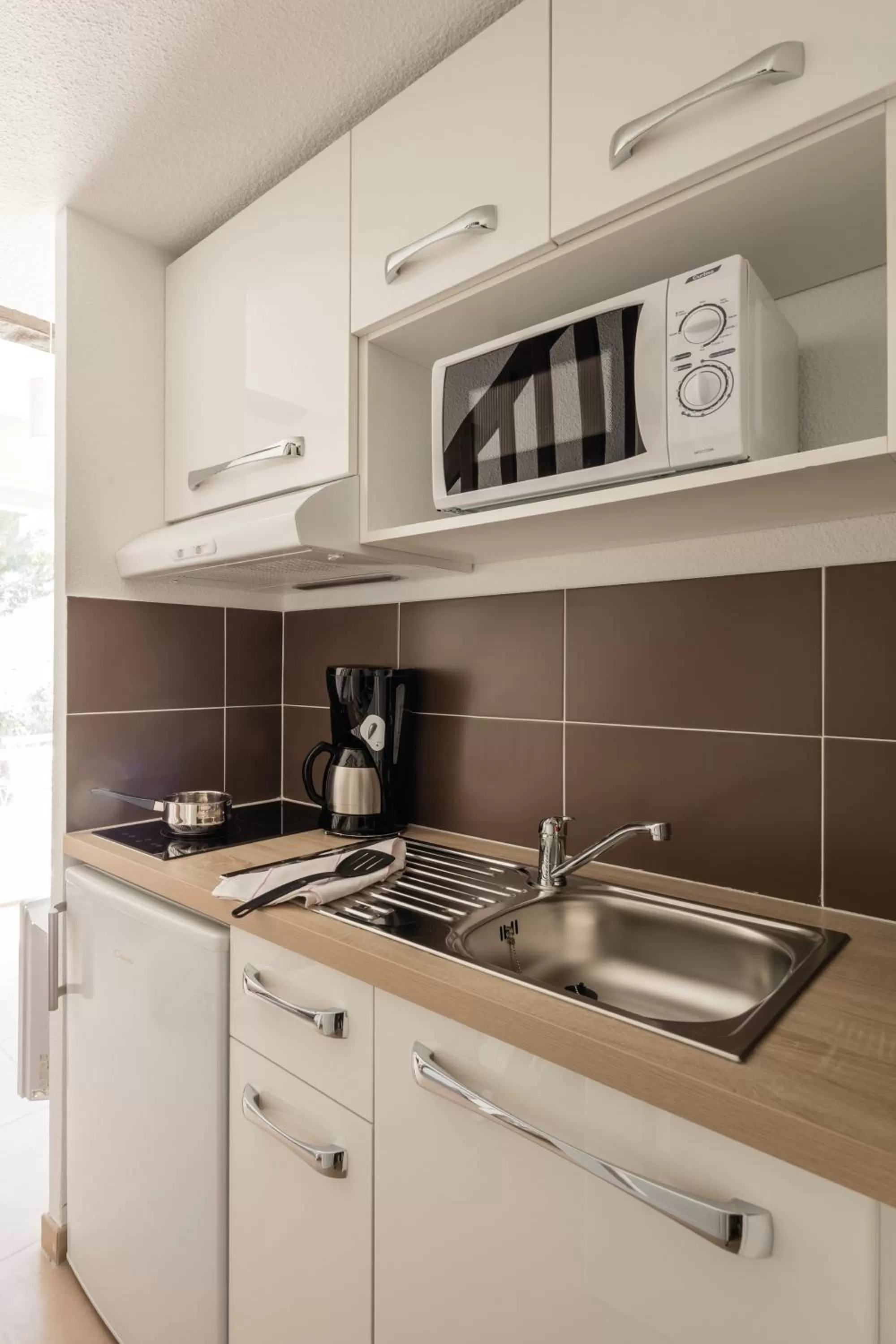 Kitchen or kitchenette in Comfort Aparthotel Mandelieu la Napoule Village