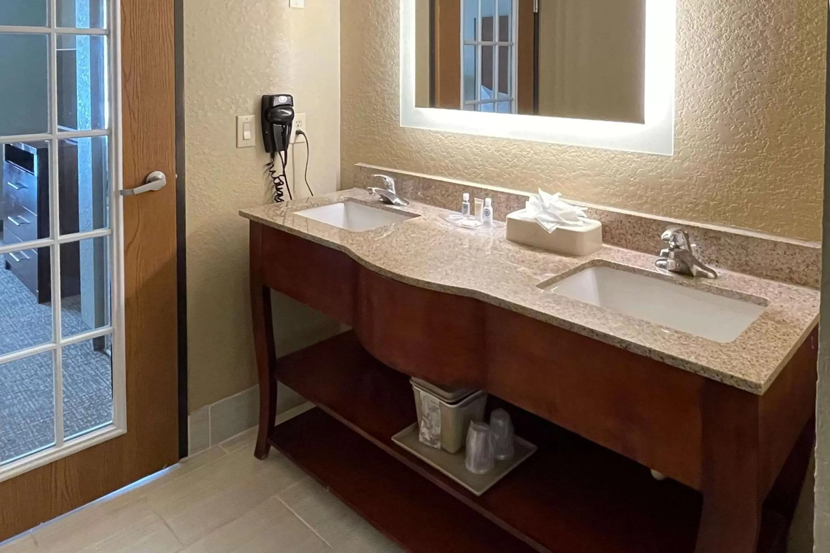 Bedroom in Comfort Suites Near Seaworld