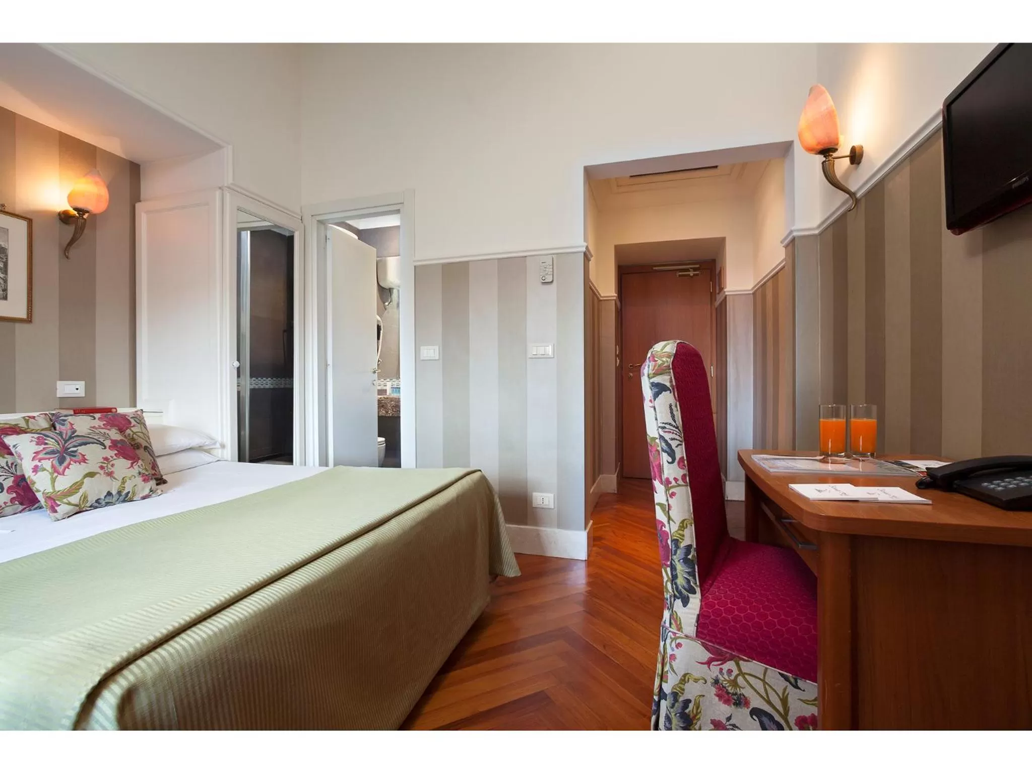 Photo of the whole room, Bed in Hotel Kennedy