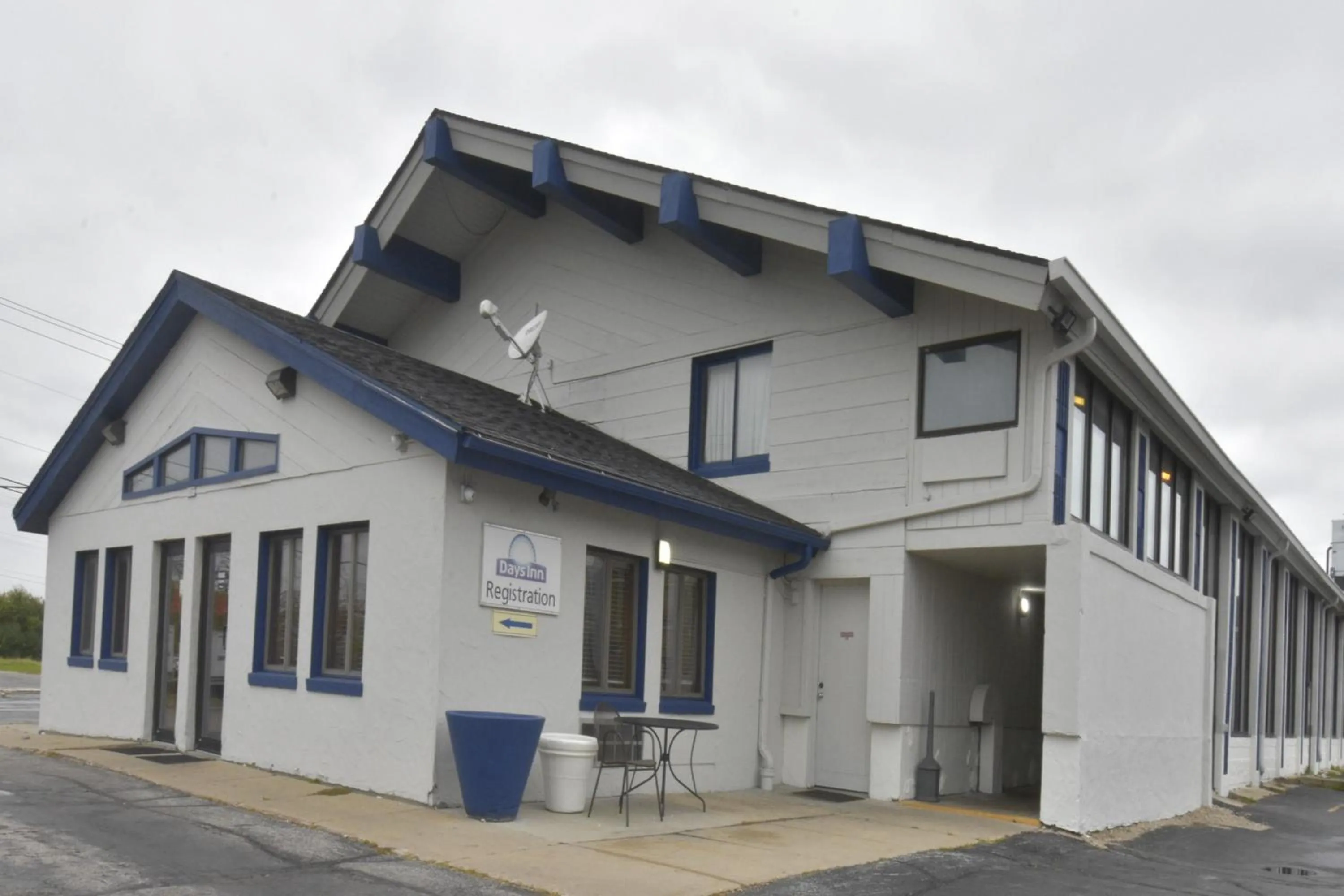 Property building in Days Inn by Wyndham West Allis/Milwaukee